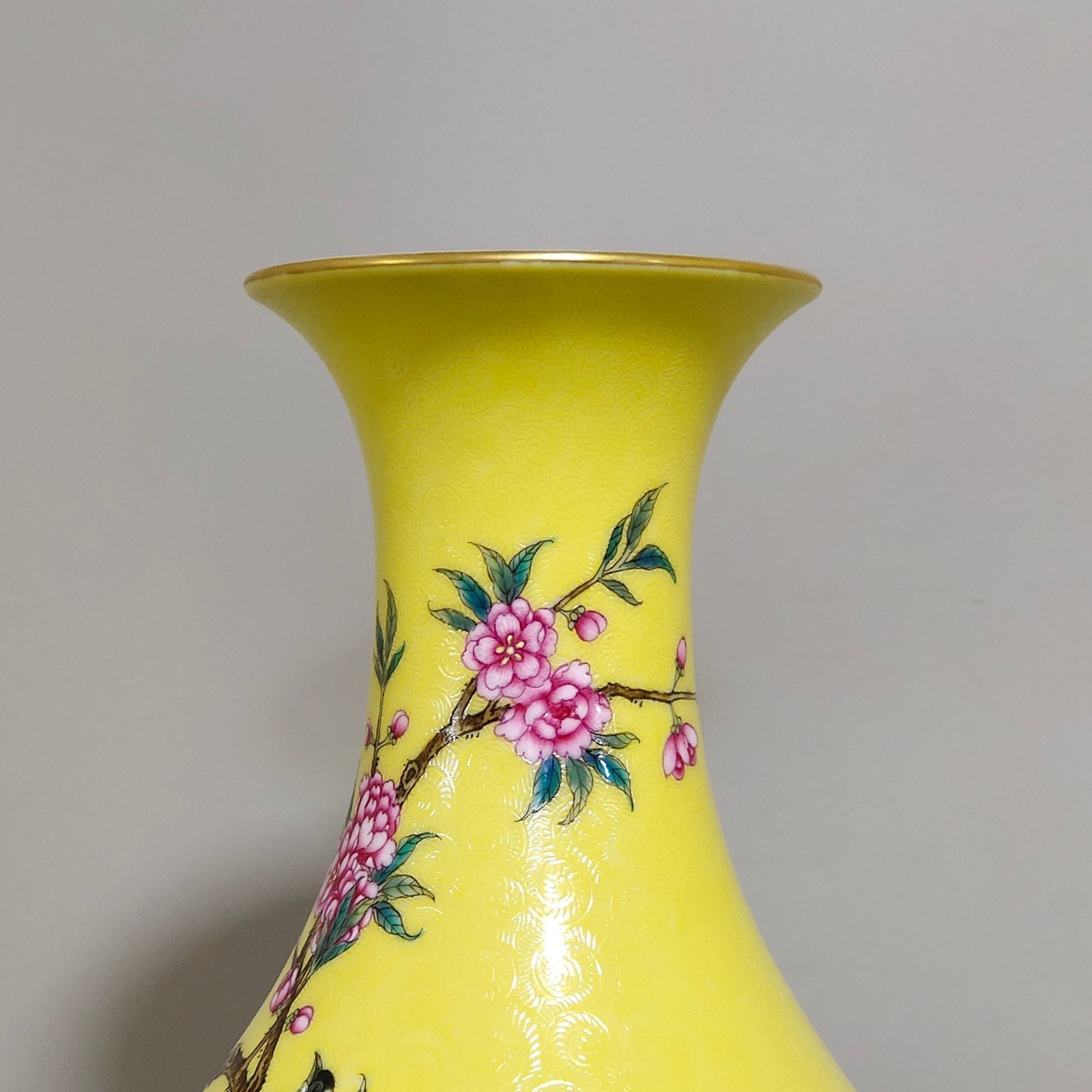 Qing Dynasty Yongzheng yellow glaze flower and bird jade pot spring vase