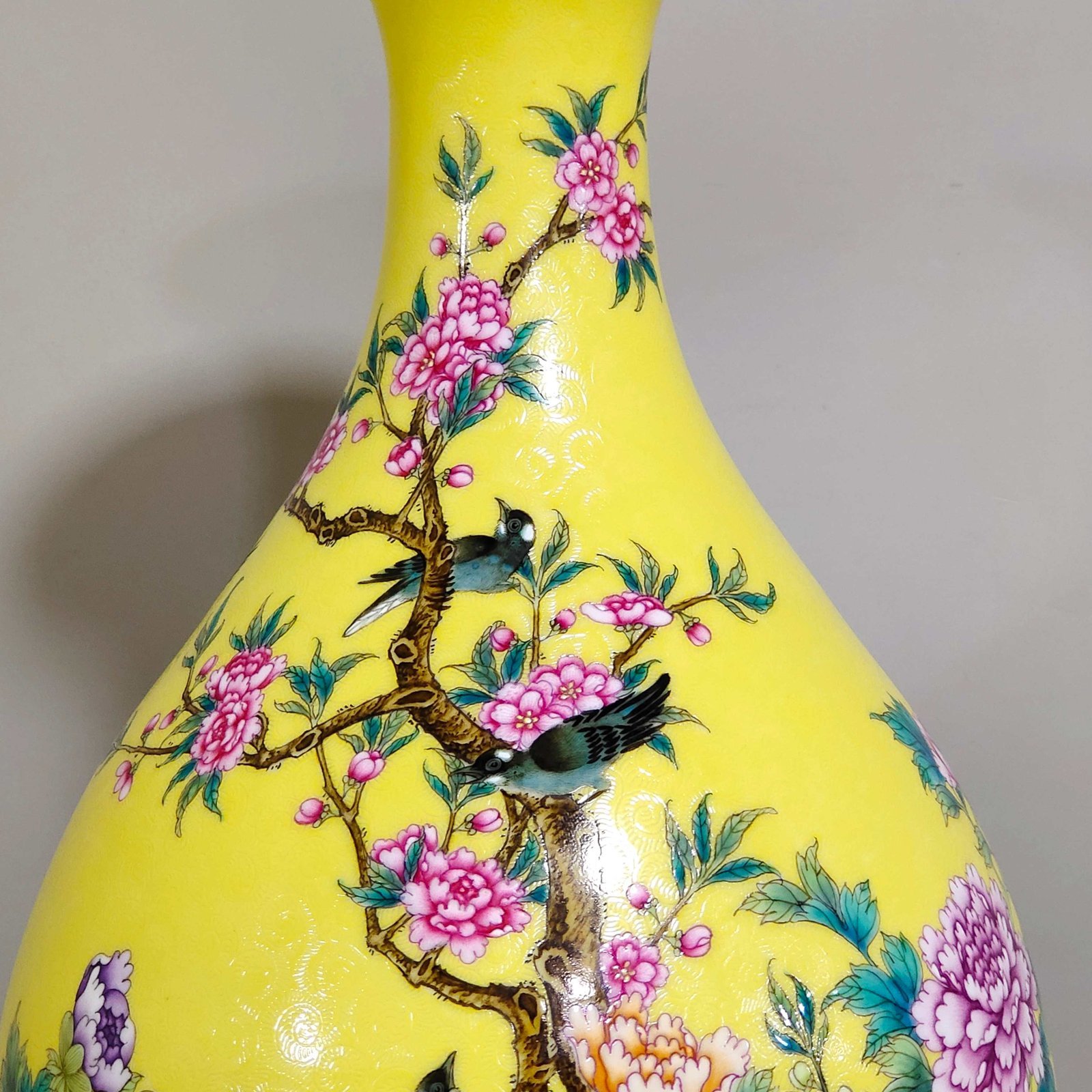Qing Dynasty Yongzheng yellow glaze flower and bird jade pot spring vase