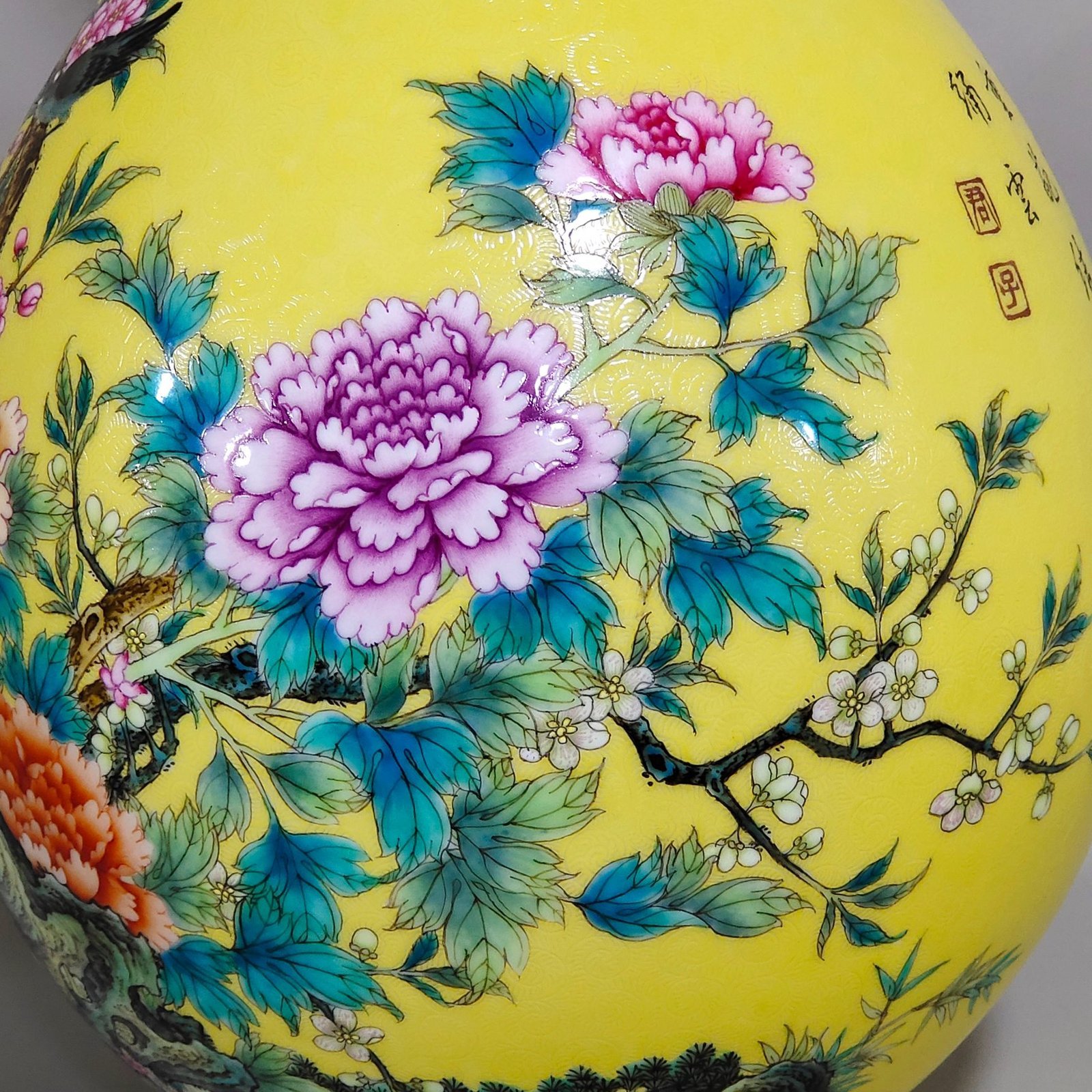 Qing Dynasty Yongzheng yellow glaze flower and bird jade pot spring vase