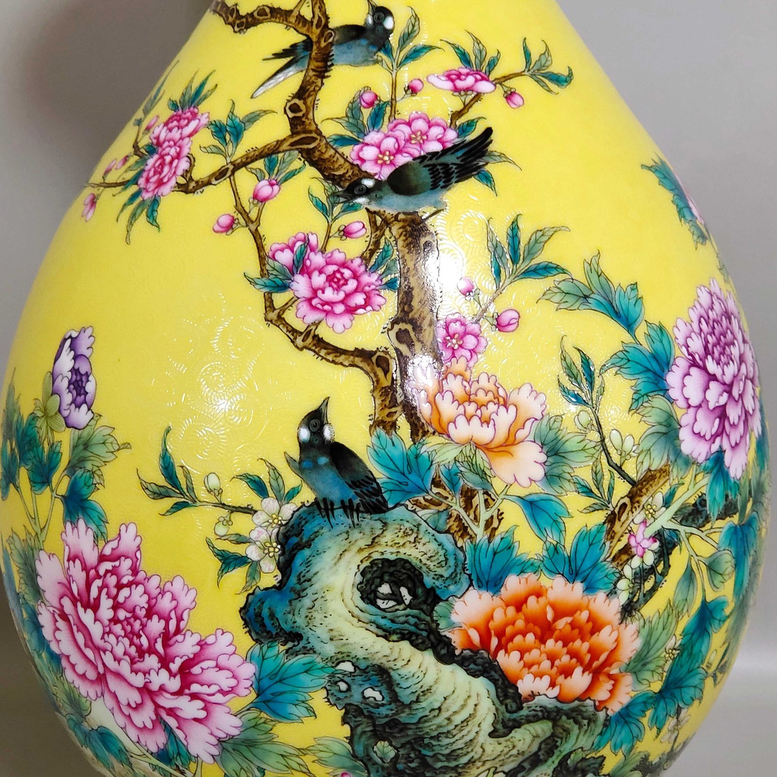 Qing Dynasty Yongzheng yellow glaze flower and bird jade pot spring vase