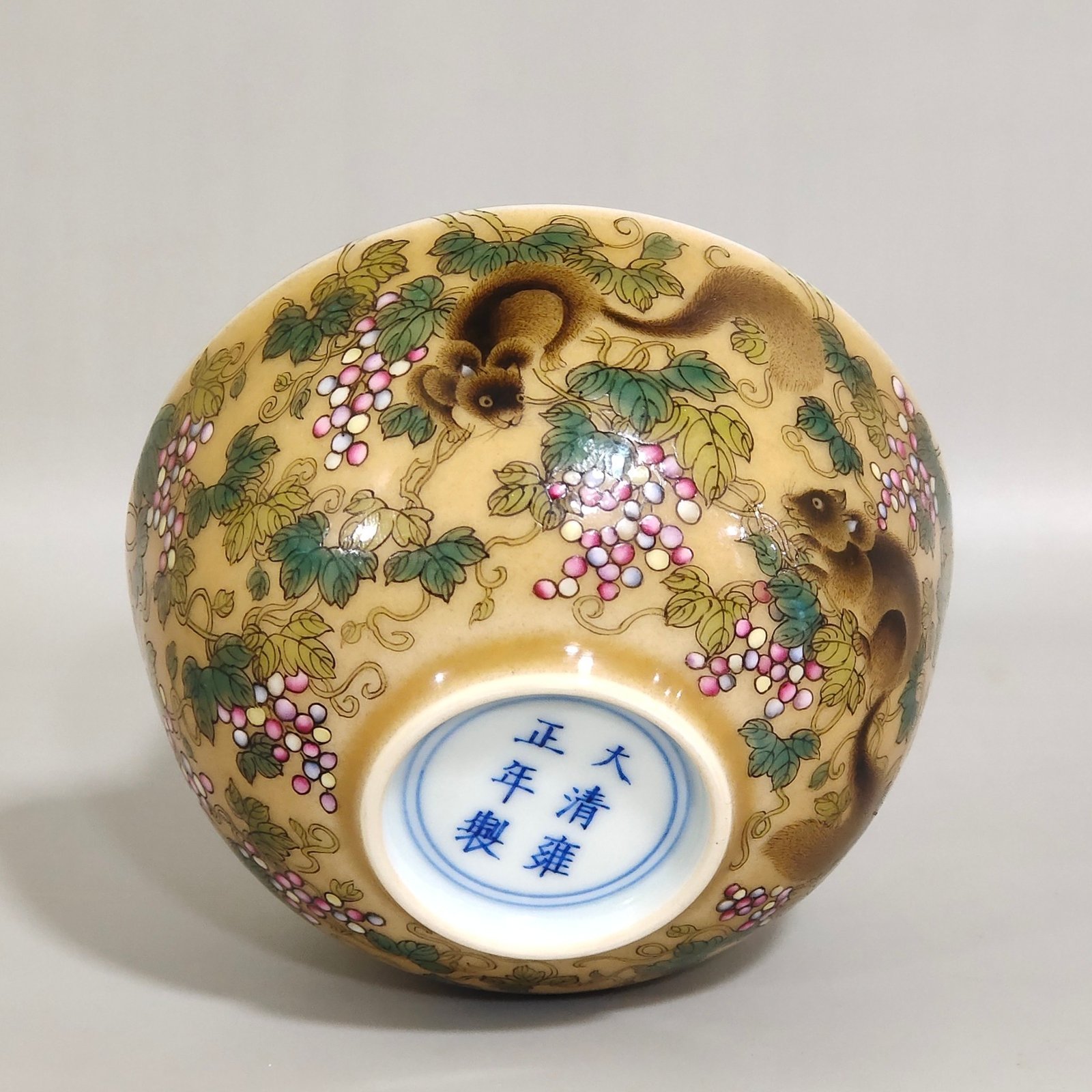Qing Dynasty Yongzheng yellow-glazed squirrel grape cup