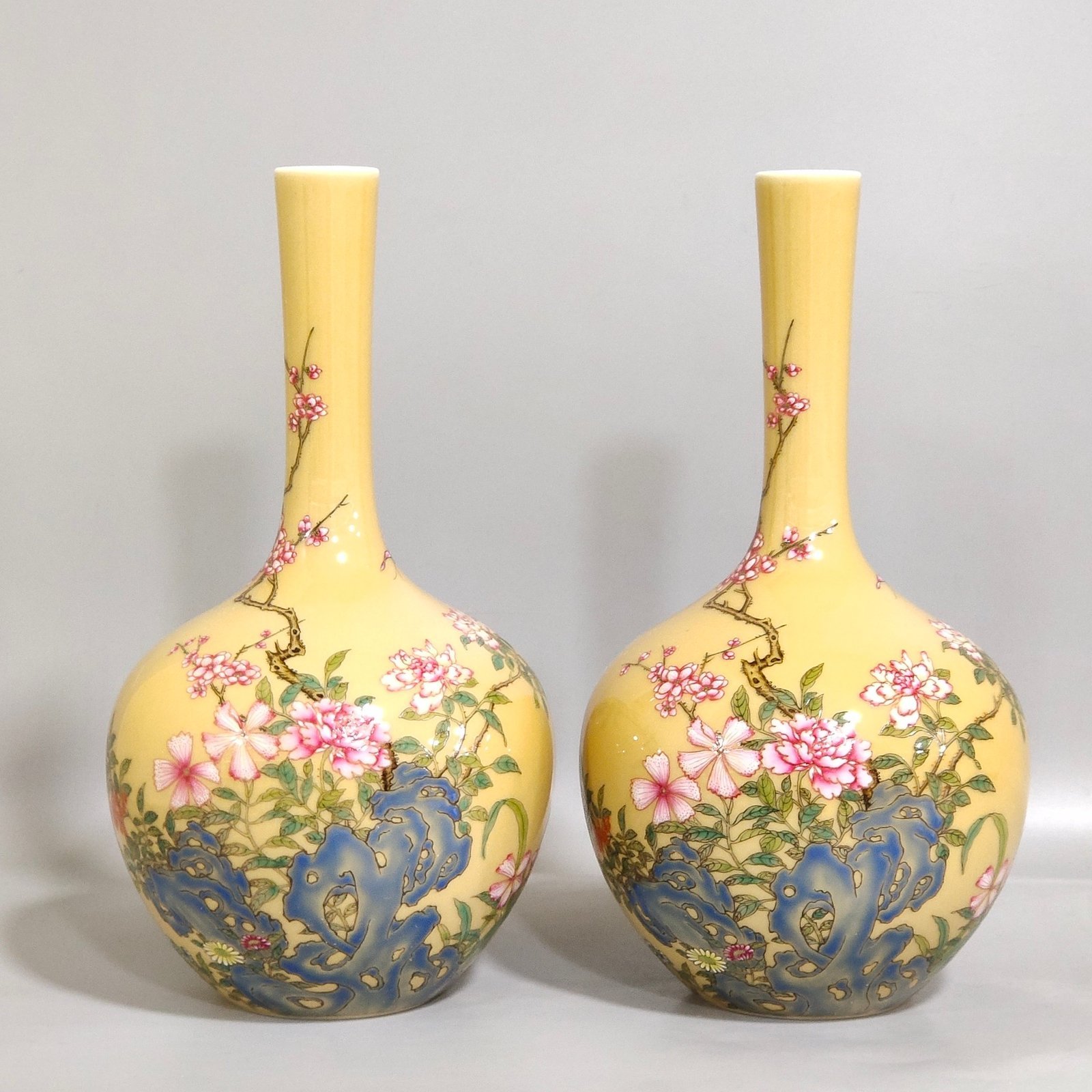 Qing Dynasty Yongzheng yellow-glazed flower vase