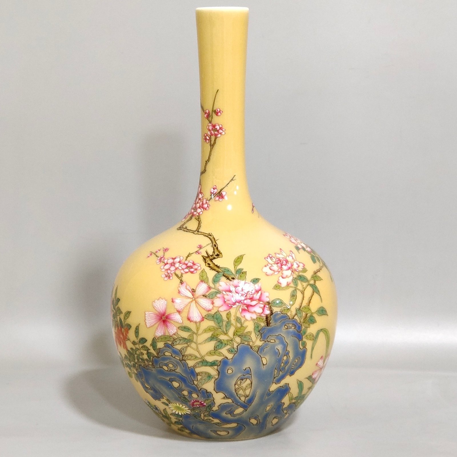 Qing Dynasty Yongzheng yellow-glazed flower vase