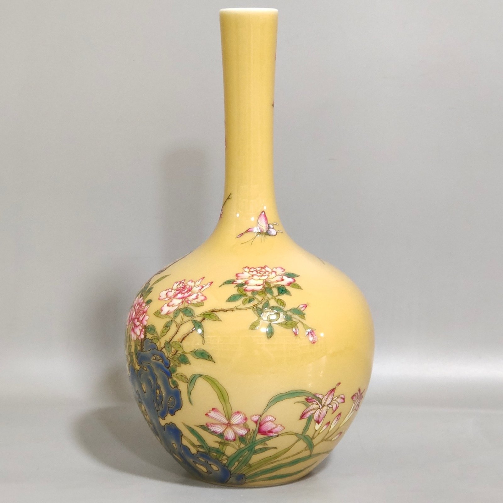 Qing Dynasty Yongzheng yellow-glazed flower vase