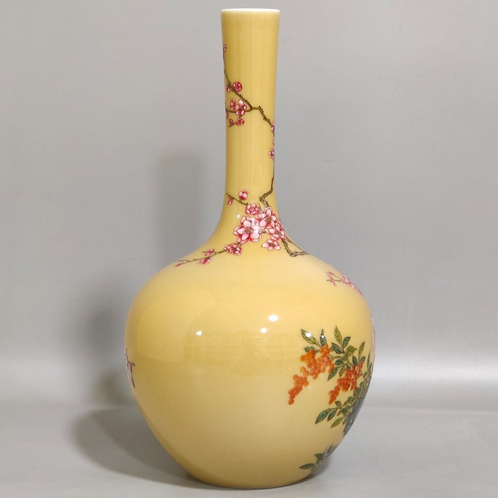 Qing Dynasty Yongzheng yellow-glazed flower vase