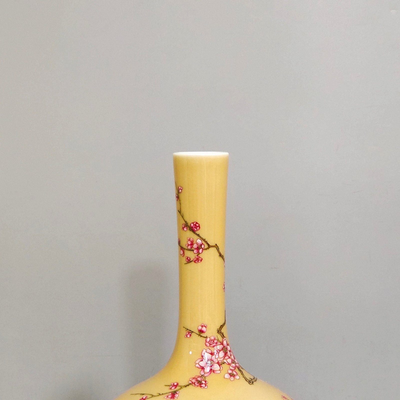 Qing Dynasty Yongzheng yellow-glazed flower vase