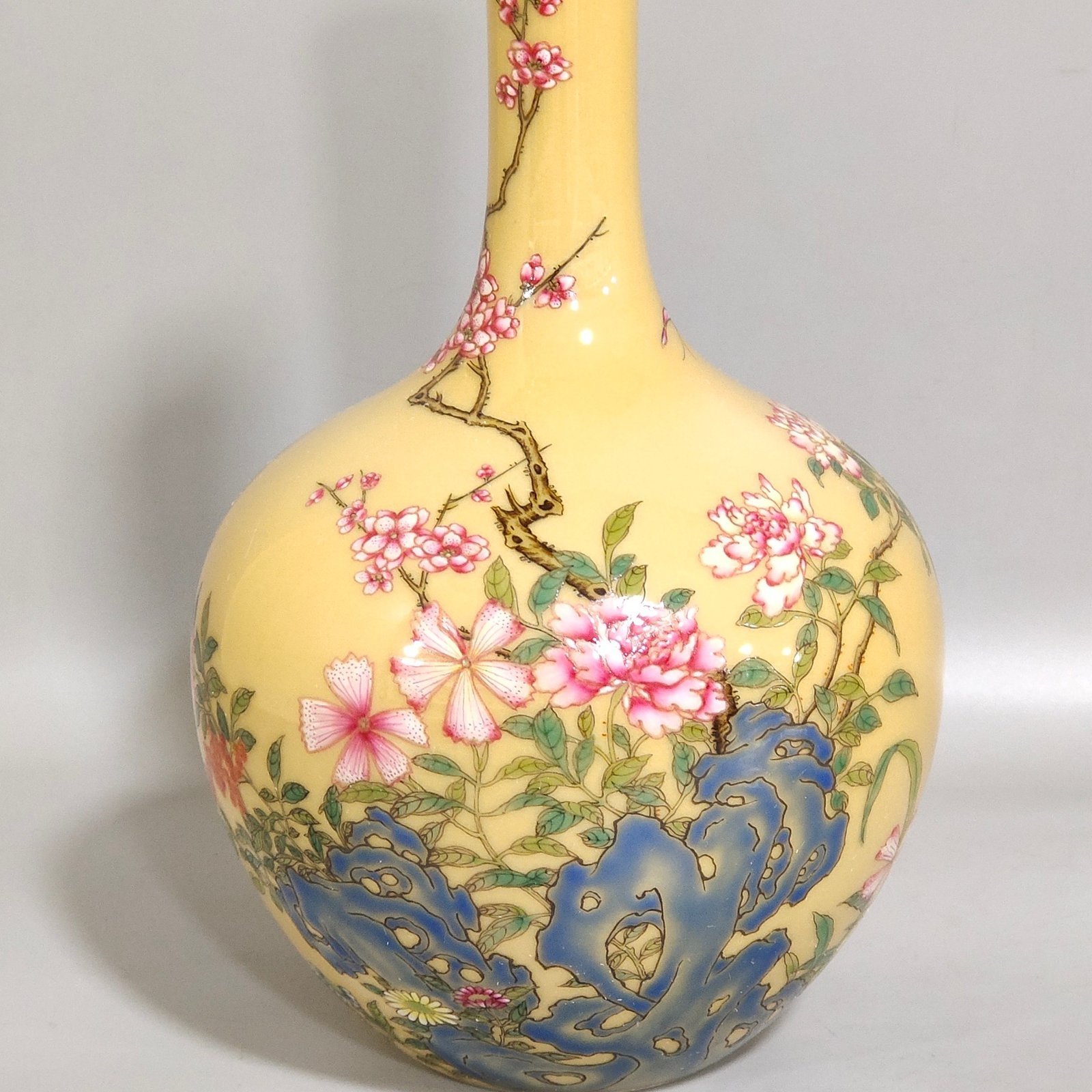 Qing Dynasty Yongzheng yellow-glazed flower vase