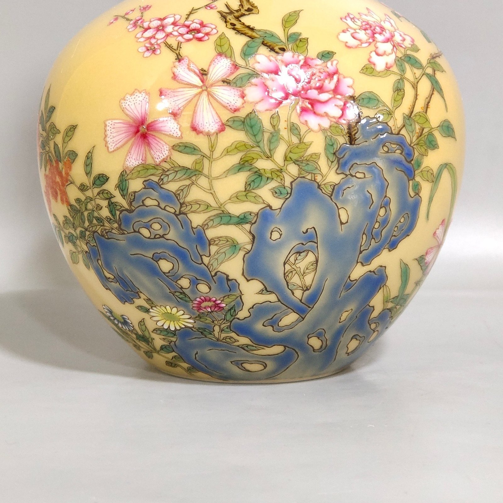 Qing Dynasty Yongzheng yellow-glazed flower vase