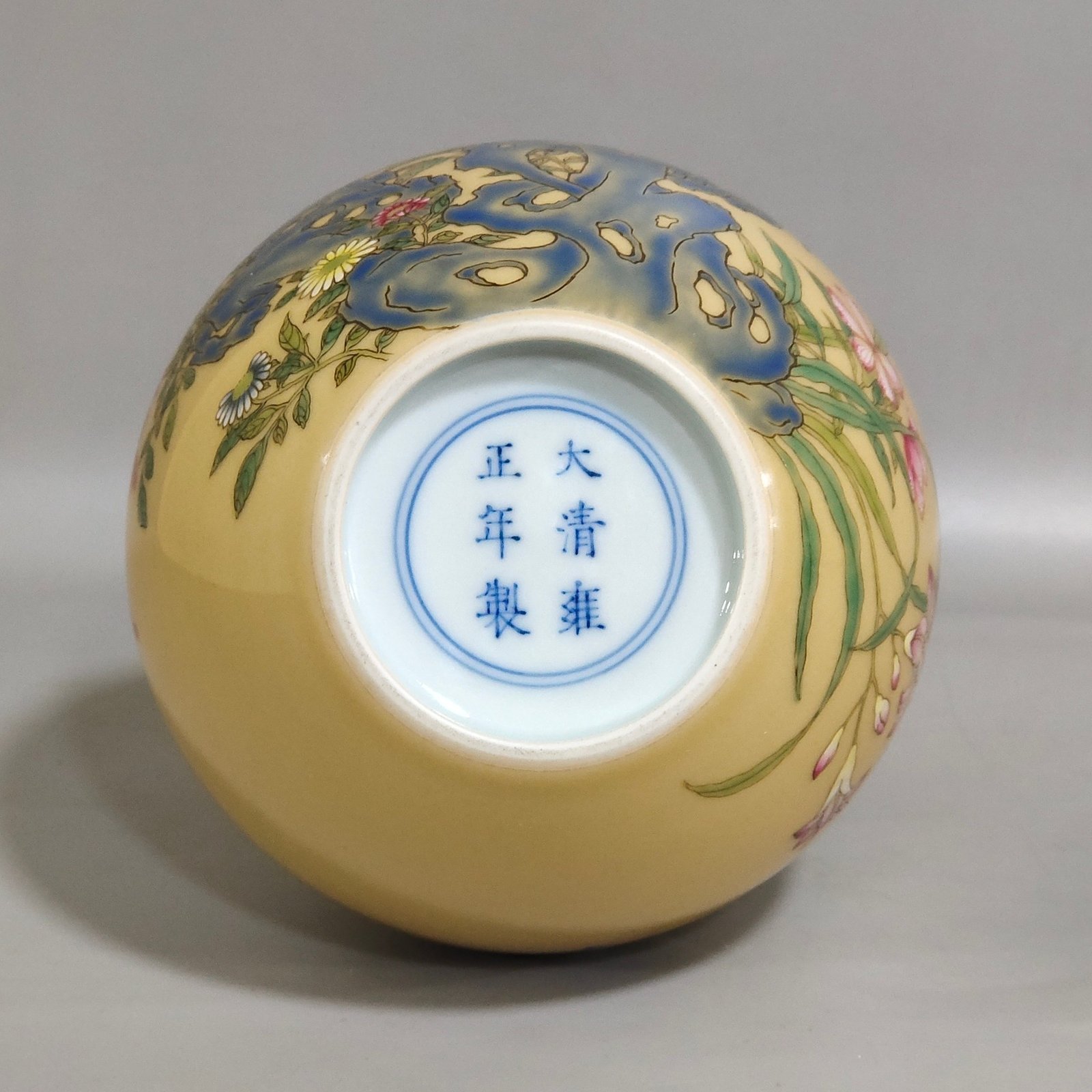 Qing Dynasty Yongzheng yellow-glazed flower vase