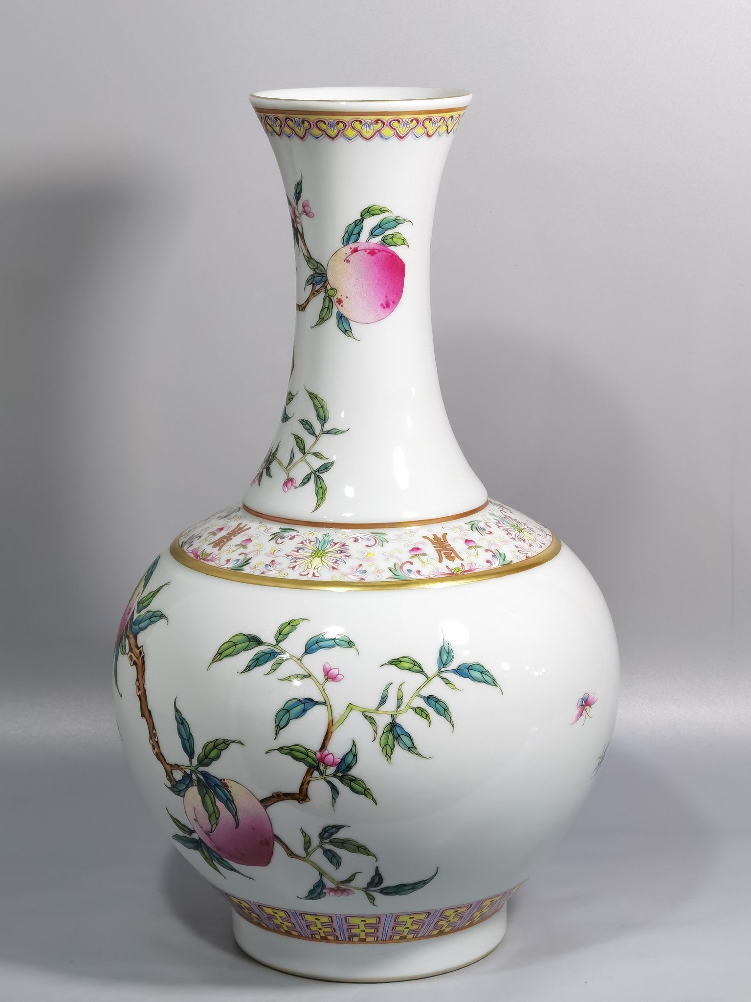 Qing Dynasty Guangxu famille rose vase with nine peach patterns