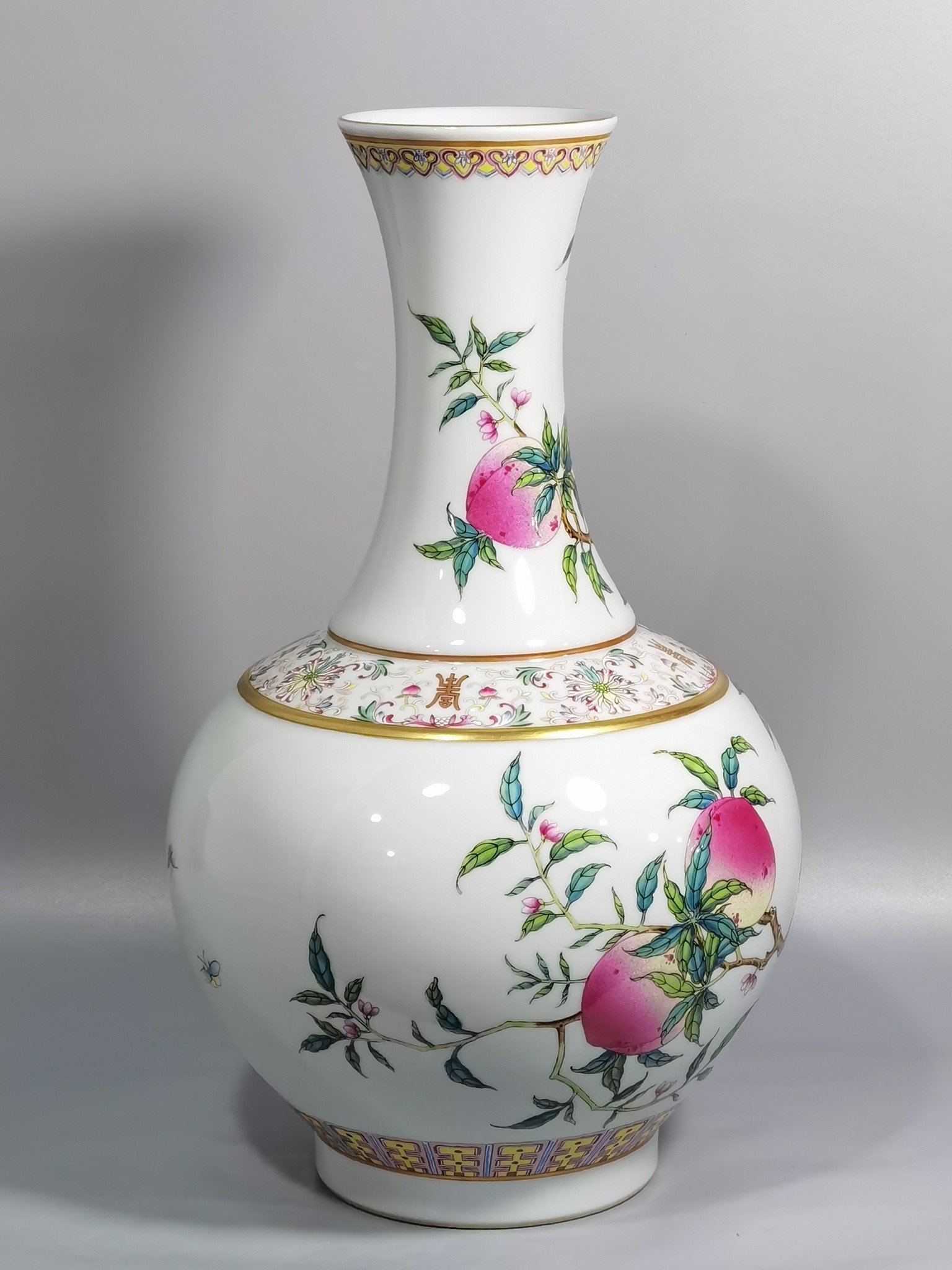 Qing Dynasty Guangxu famille rose vase with nine peach patterns