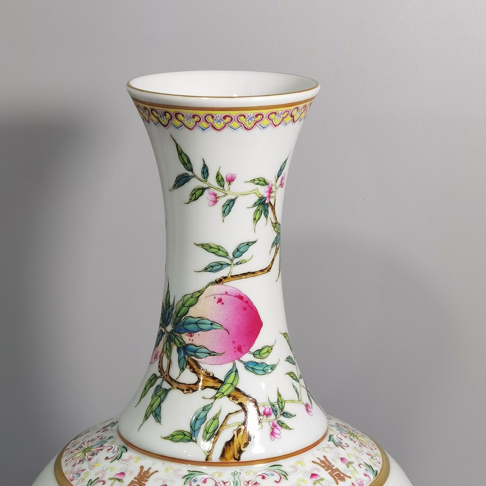Qing Dynasty Guangxu famille rose vase with nine peach patterns