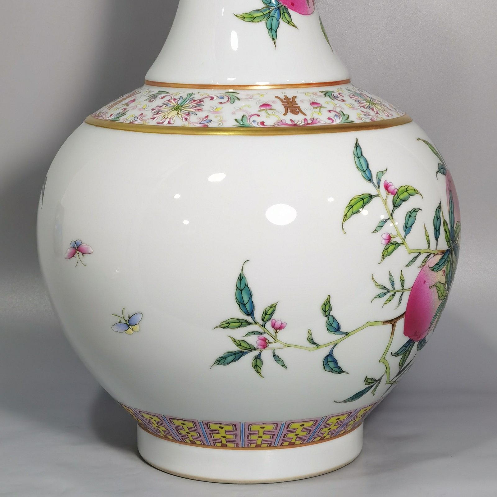 Qing Dynasty Guangxu famille rose vase with nine peach patterns