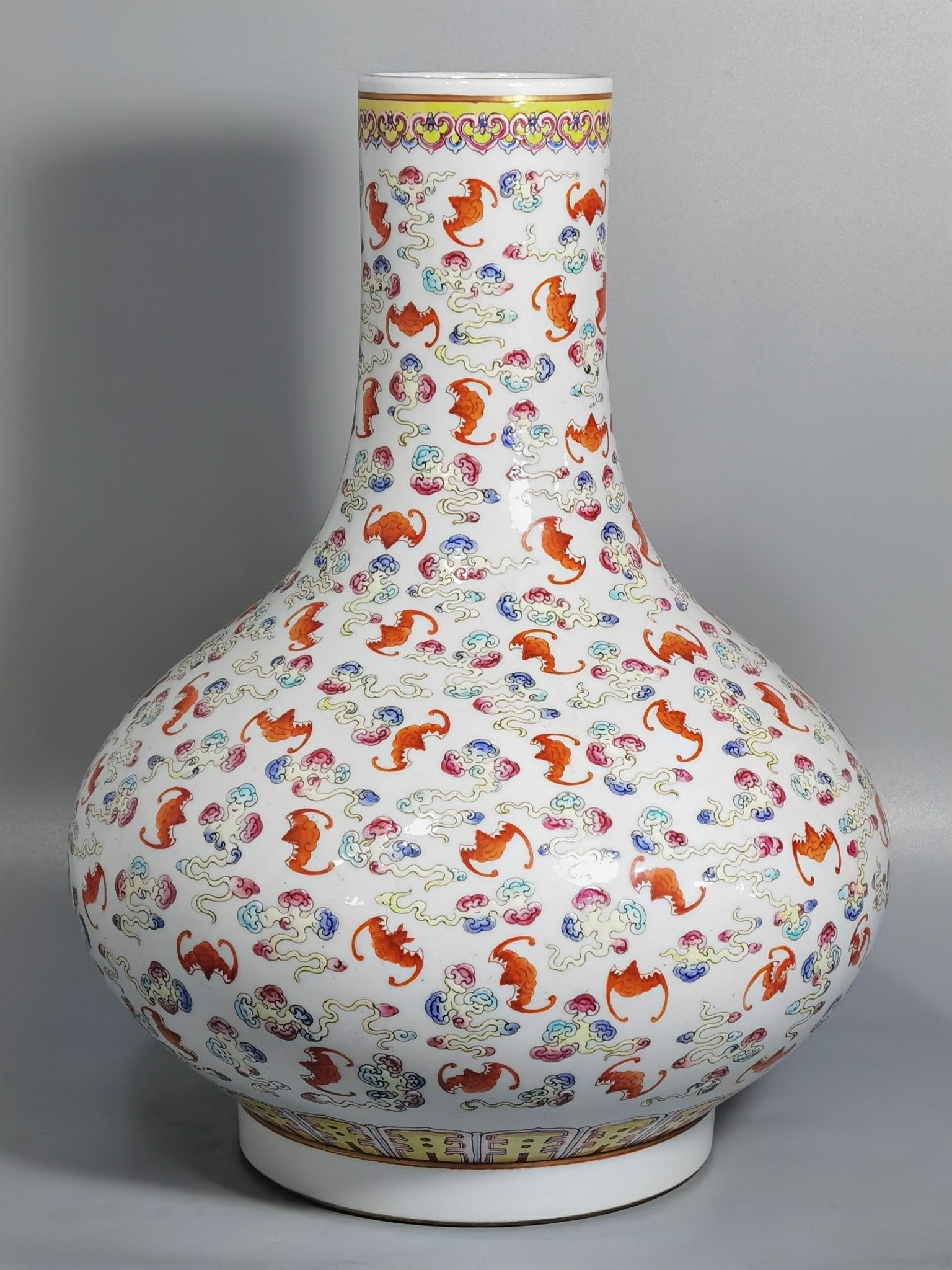 Qing Dynasty Guangxu pastel water chestnut vase with cloud and bat pattern