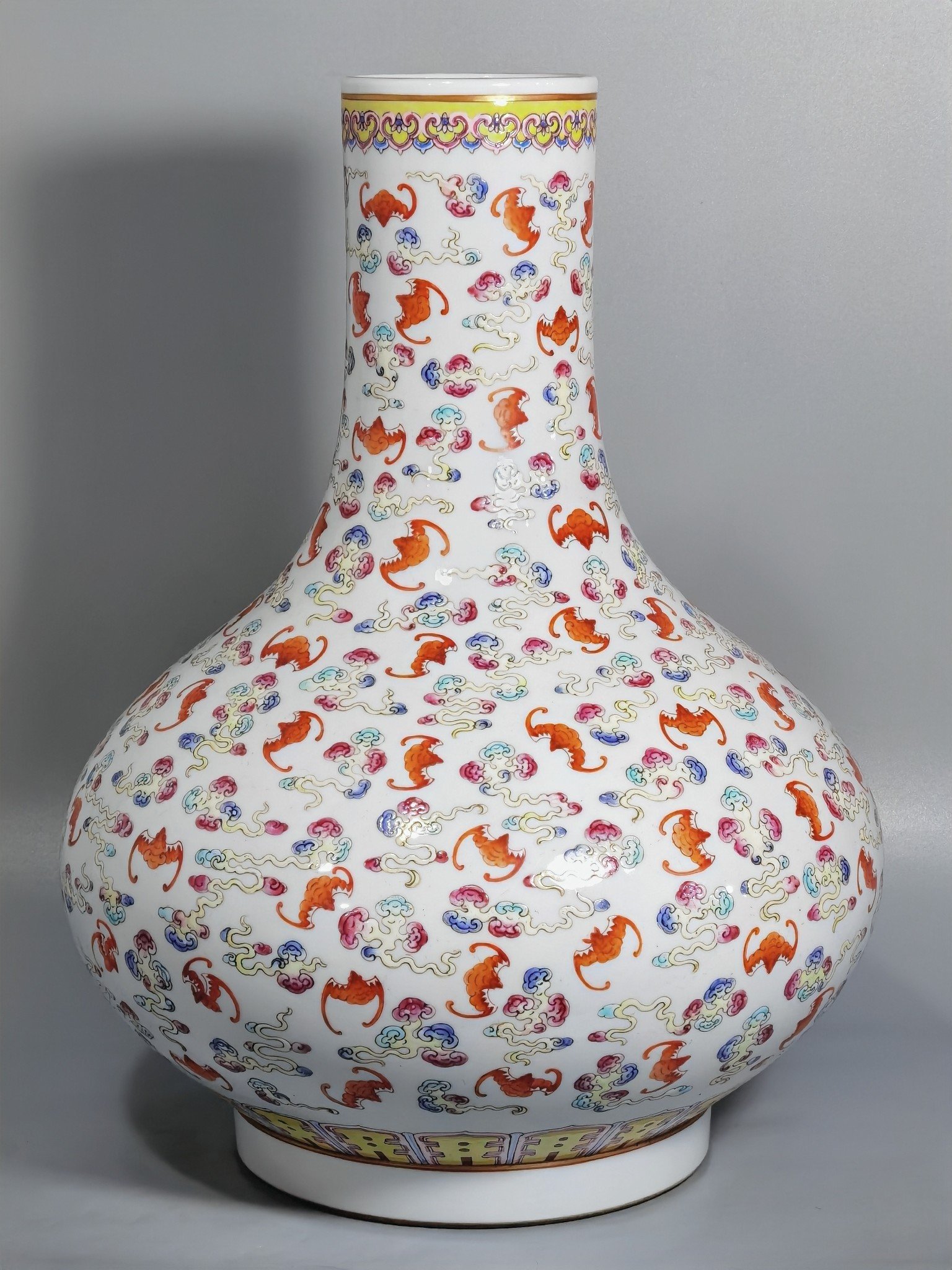 Qing Dynasty Guangxu pastel water chestnut vase with cloud and bat pattern