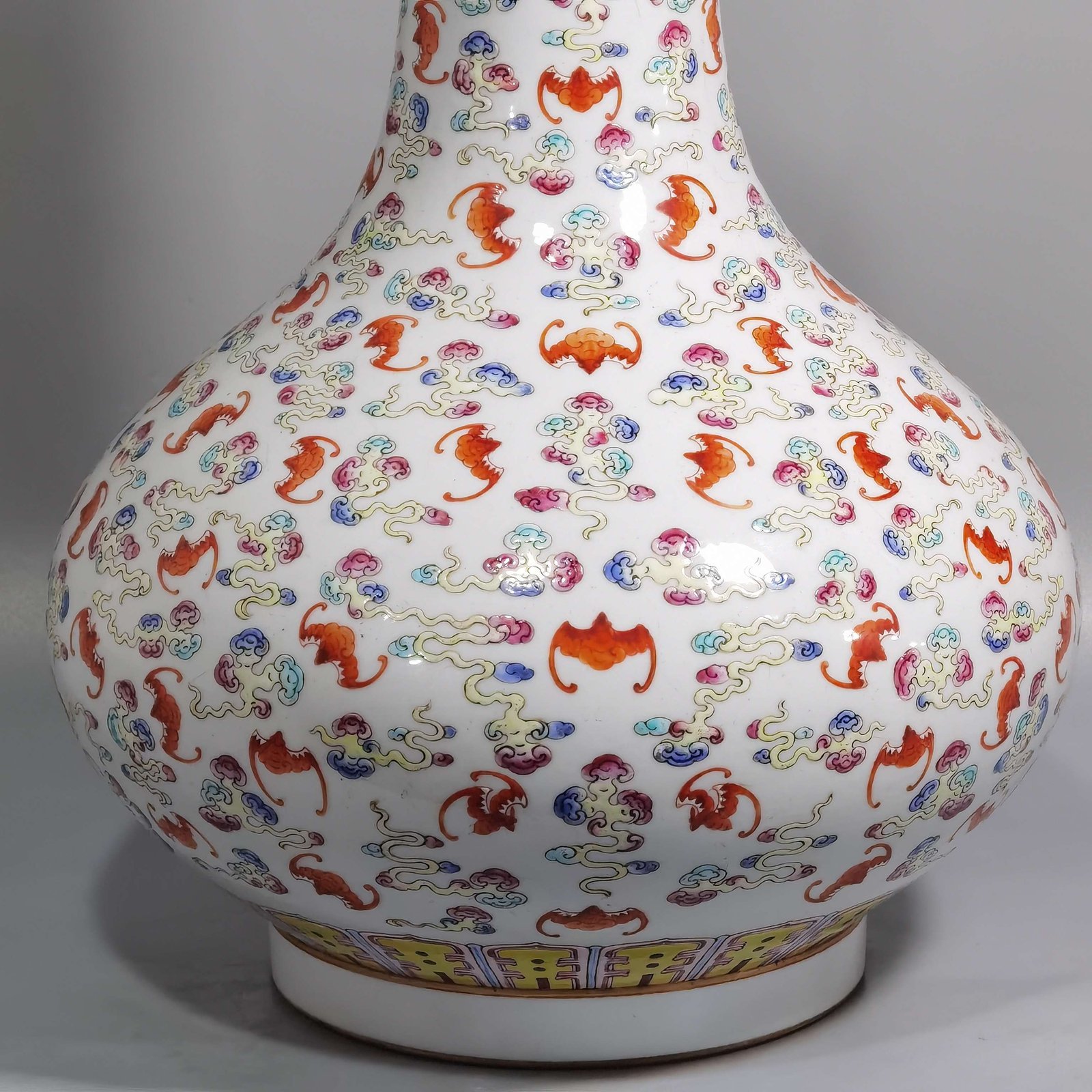 Qing Dynasty Guangxu pastel water chestnut vase with cloud and bat pattern