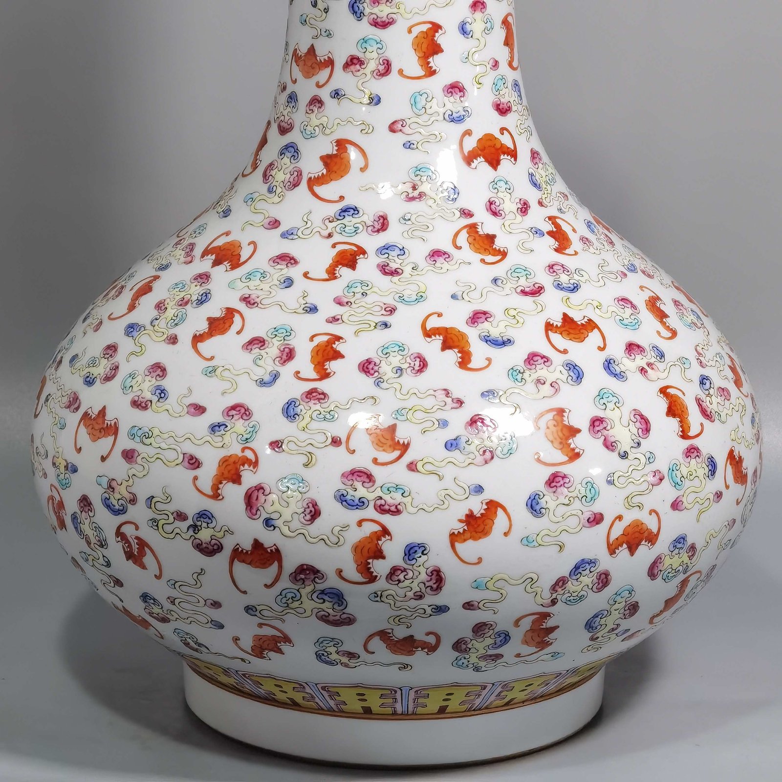 Qing Dynasty Guangxu pastel water chestnut vase with cloud and bat pattern