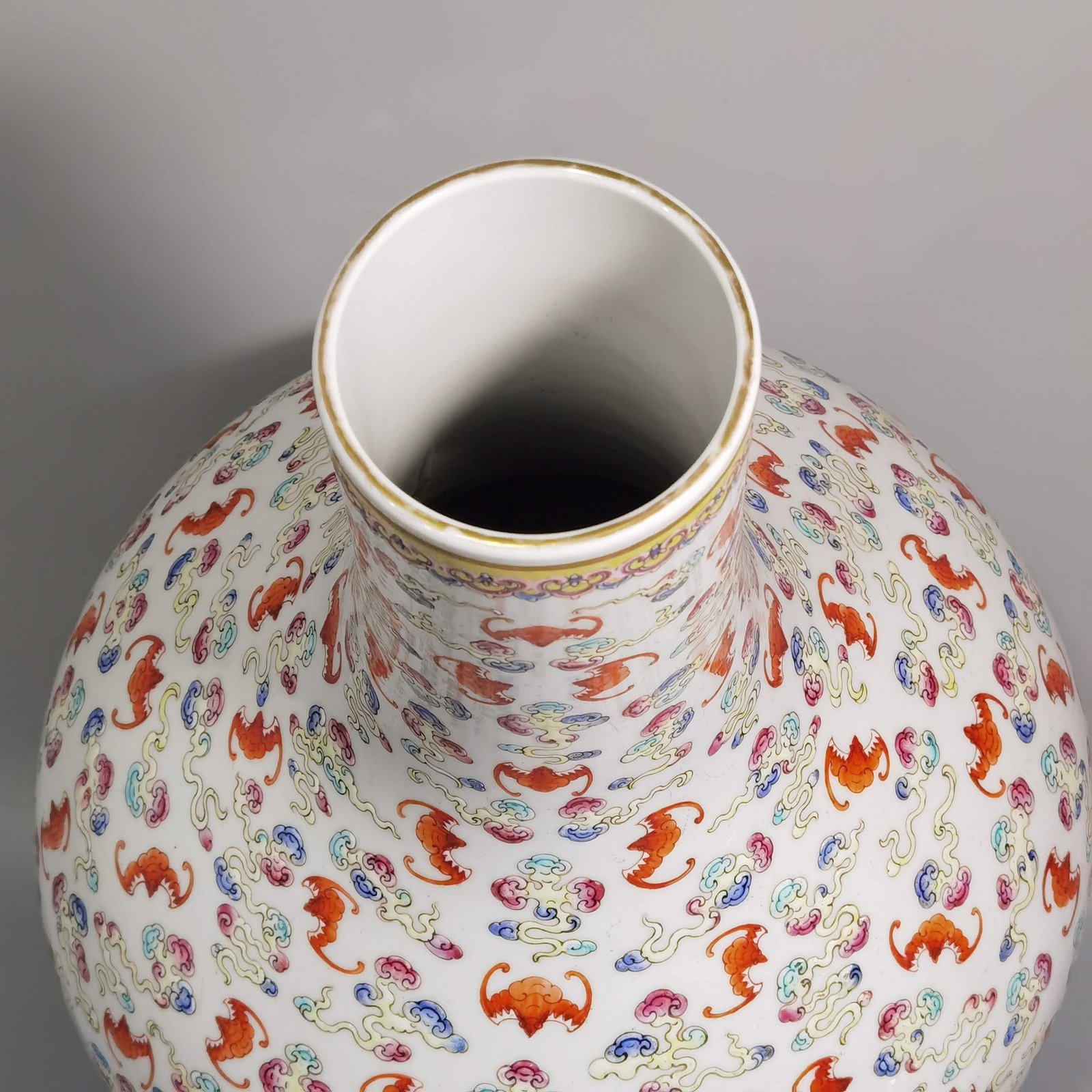 Qing Dynasty Guangxu pastel water chestnut vase with cloud and bat