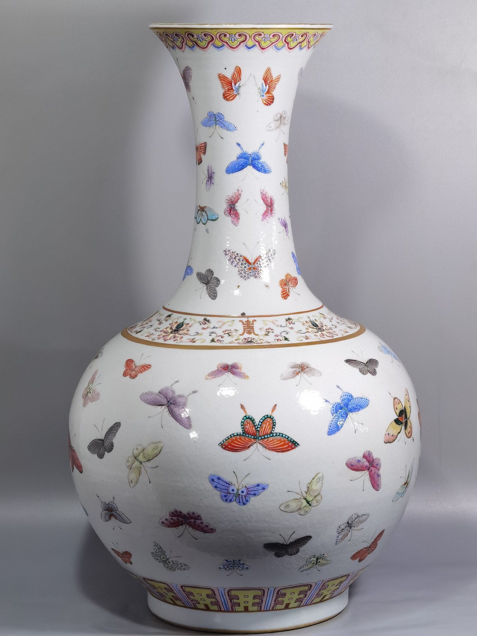 Qing Dynasty Guangxu pastel butterfly pattern vase