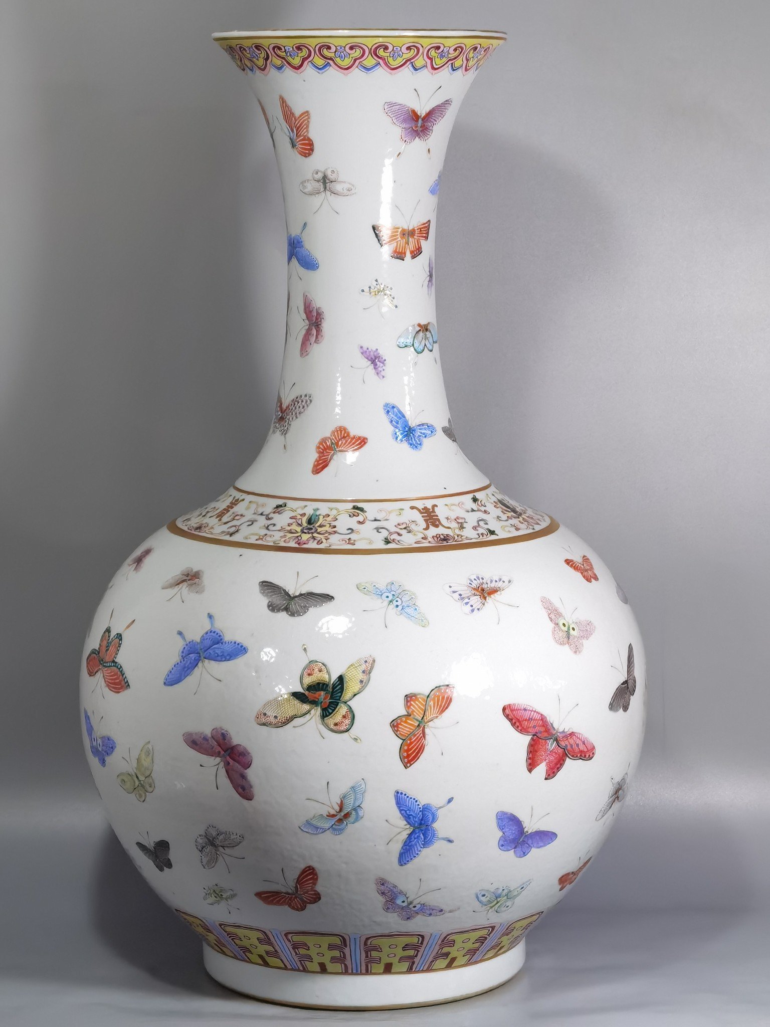 Qing Dynasty Guangxu pastel butterfly pattern vase