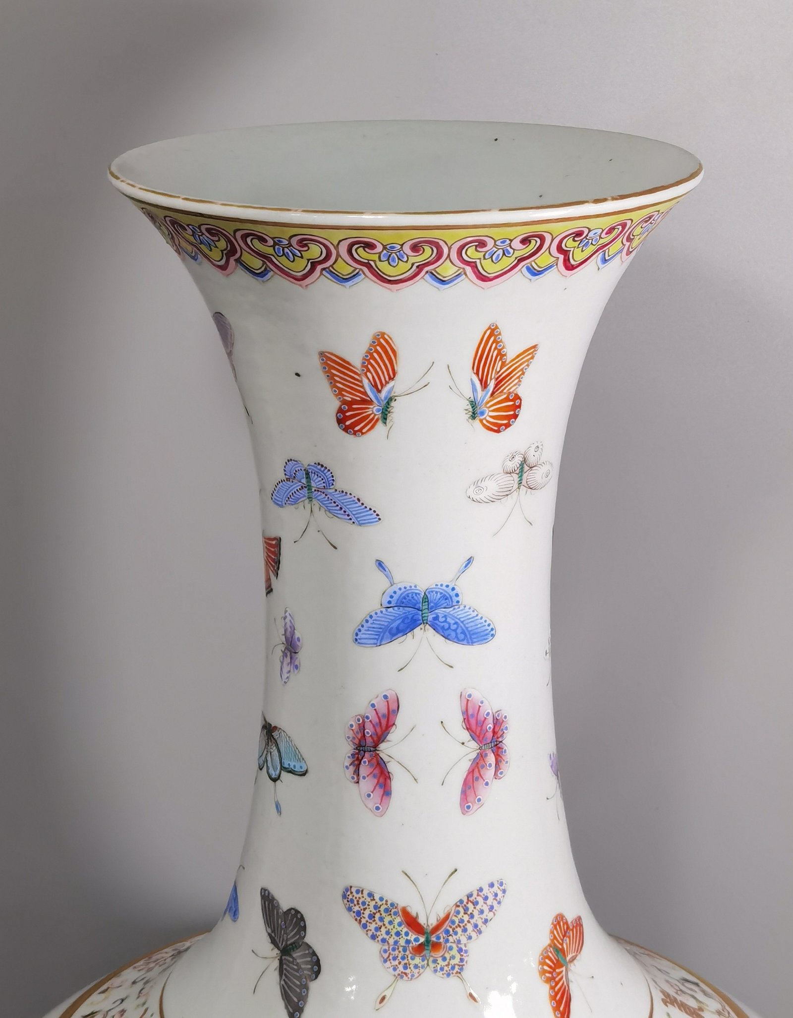 Qing Dynasty Guangxu pastel butterfly pattern vase