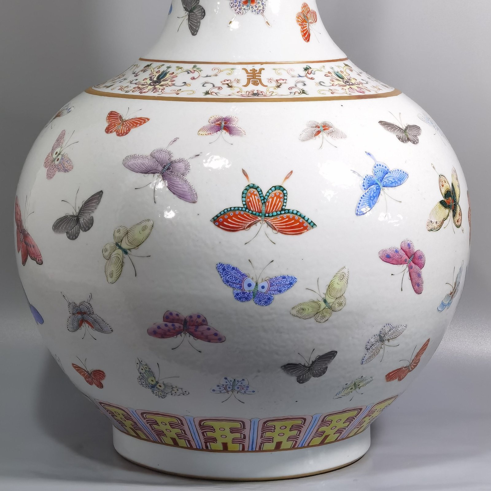 Qing Dynasty Guangxu pastel butterfly pattern vase