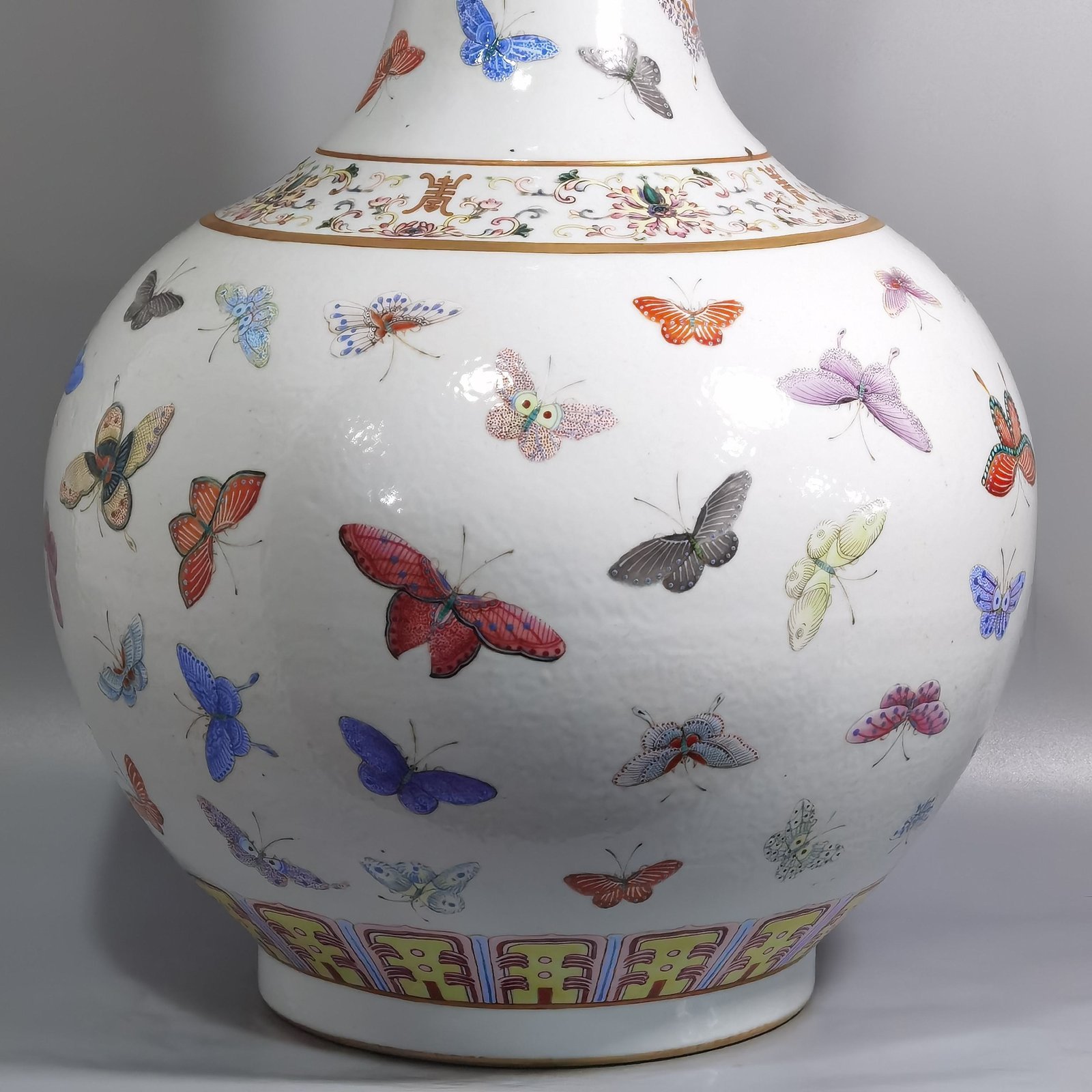 Qing Dynasty Guangxu pastel butterfly pattern vase