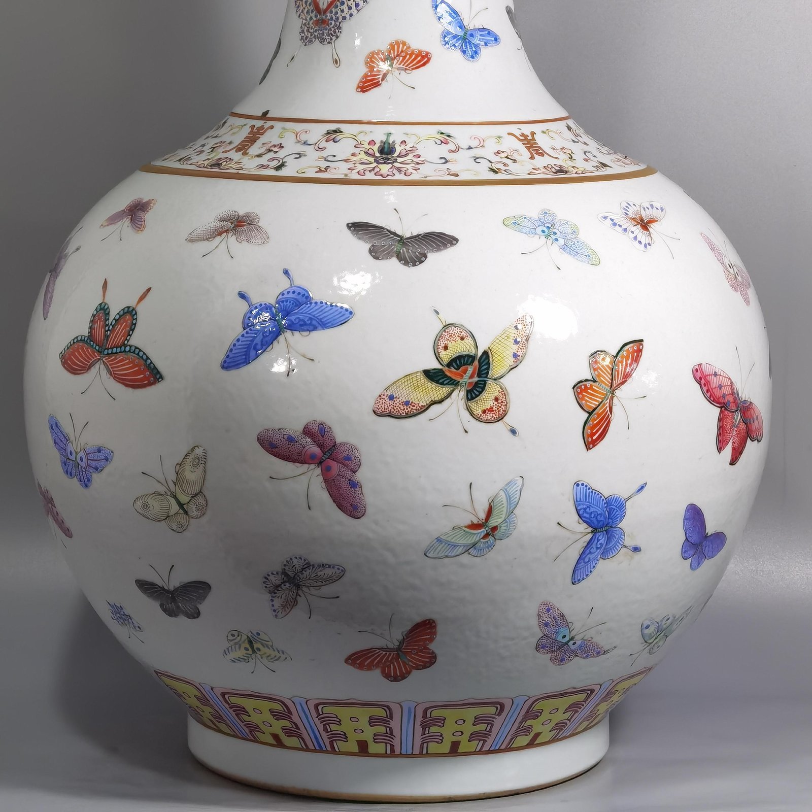 Qing Dynasty Guangxu pastel butterfly pattern vase