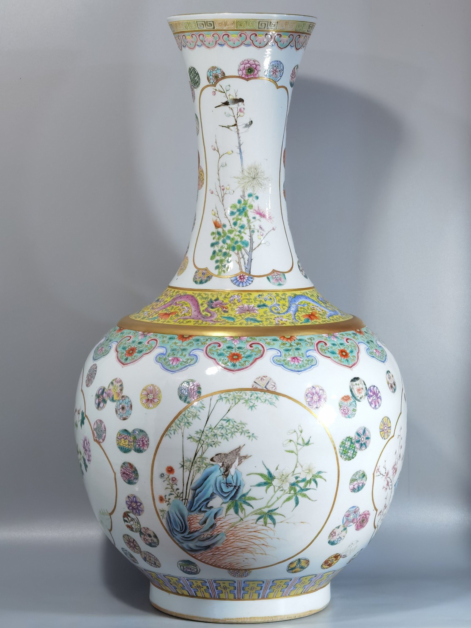 Qing Dynasty Guangxu a pair of pastel leather ball pattern consecration Daeshang vase