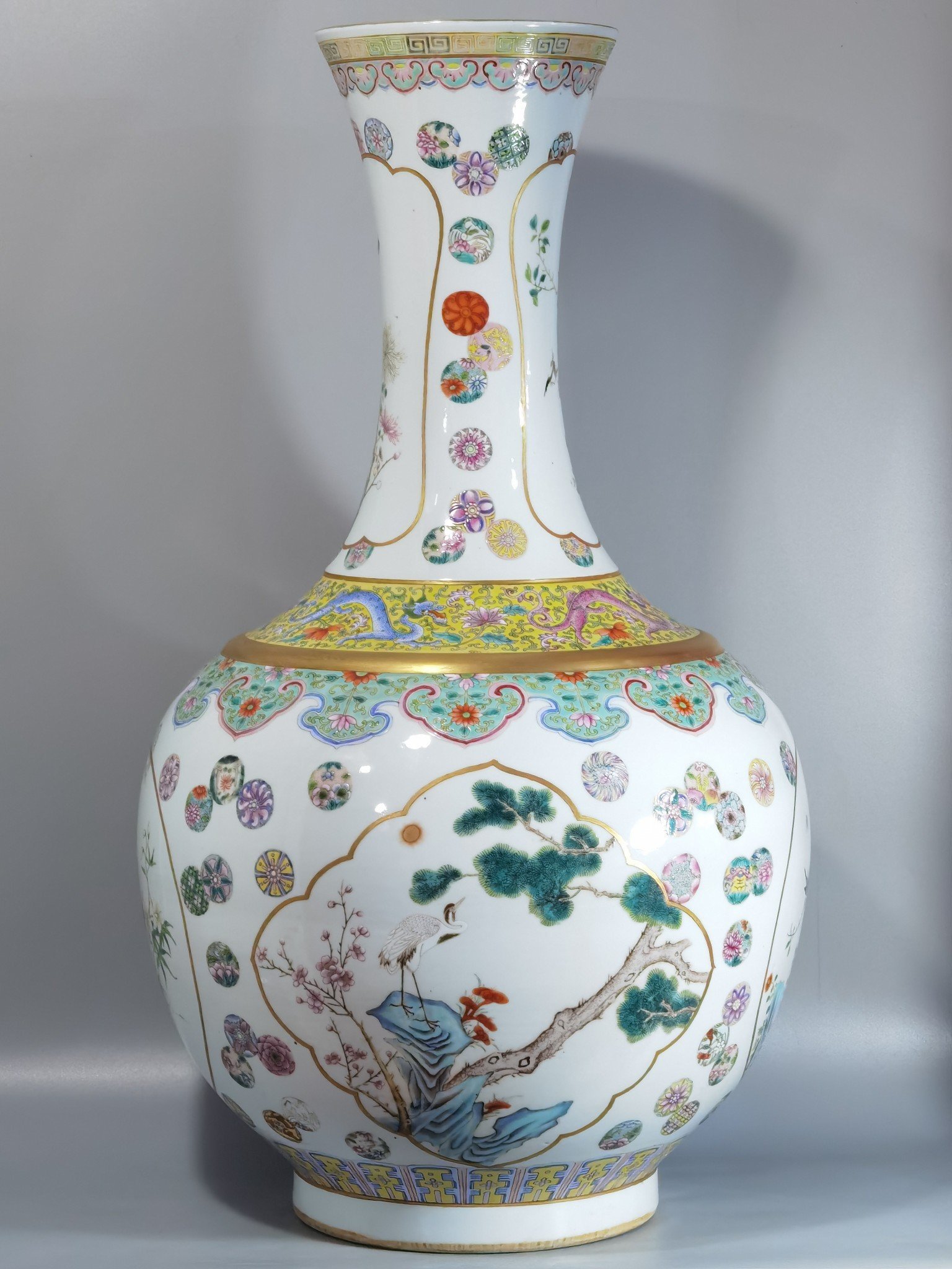 Qing Dynasty Guangxu a pair of pastel leather ball pattern consecration Daeshang vase