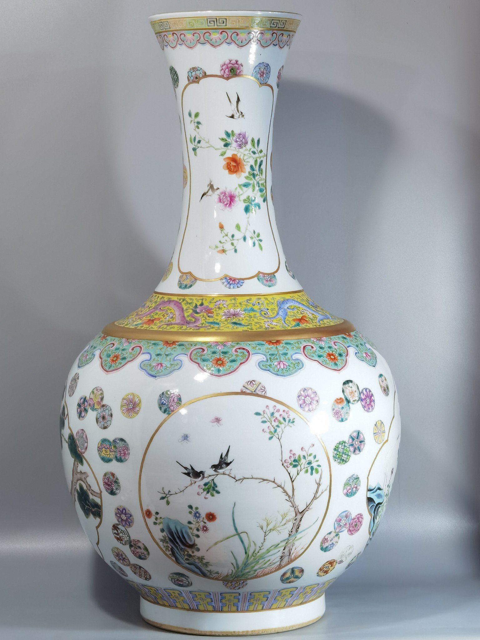 Qing Dynasty Guangxu a pair of pastel leather ball pattern consecration Daeshang vase