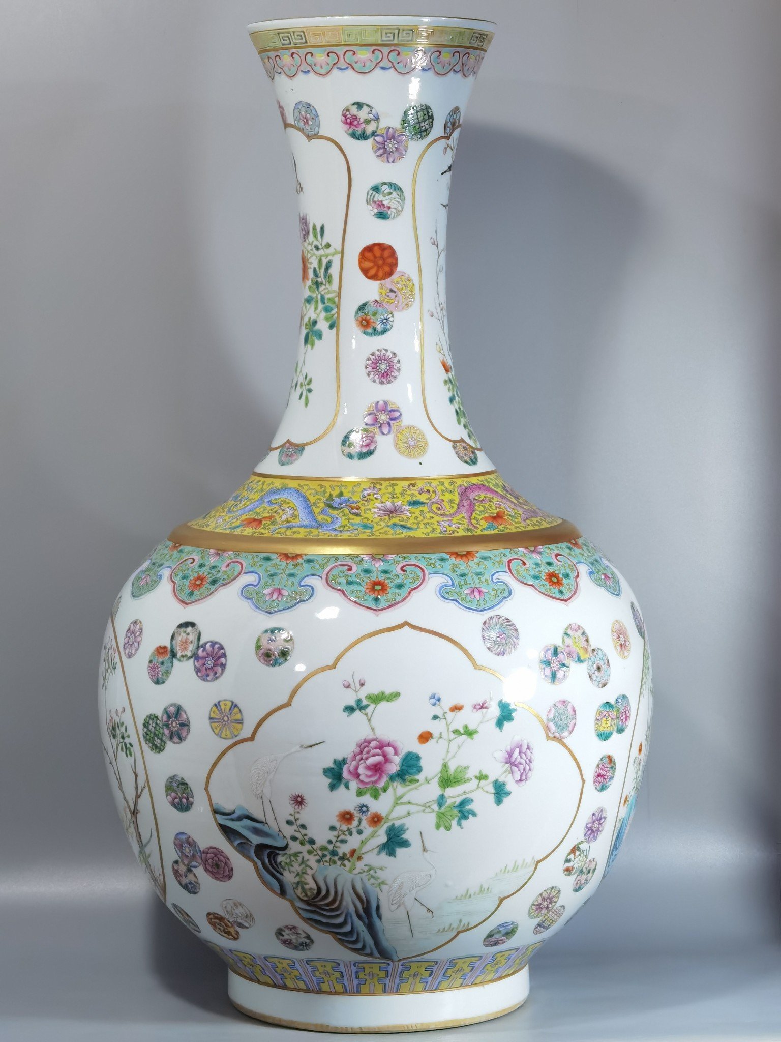 Qing Dynasty Guangxu a pair of pastel leather ball pattern consecration Daeshang vase