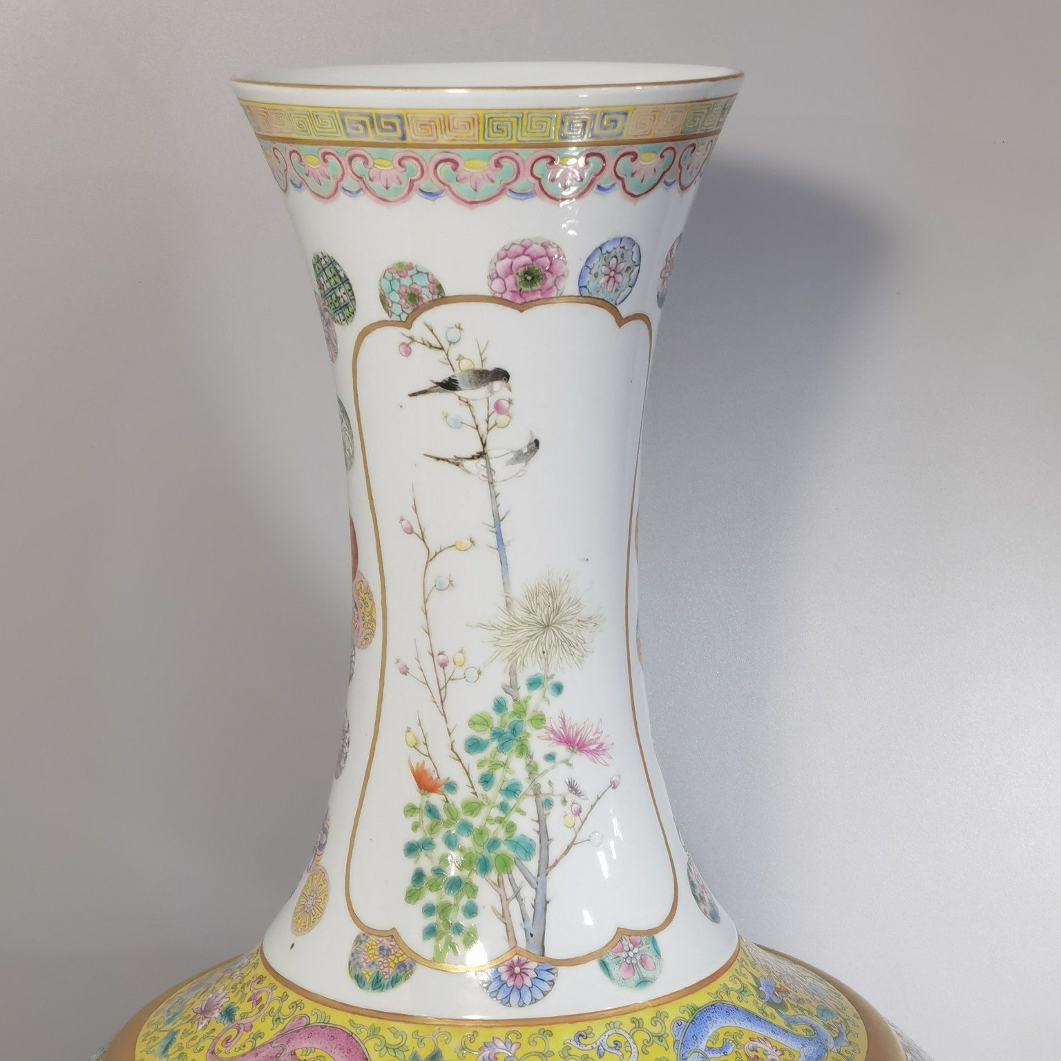 Qing Dynasty Guangxu a pair of pastel leather ball pattern consecration Daeshang vase