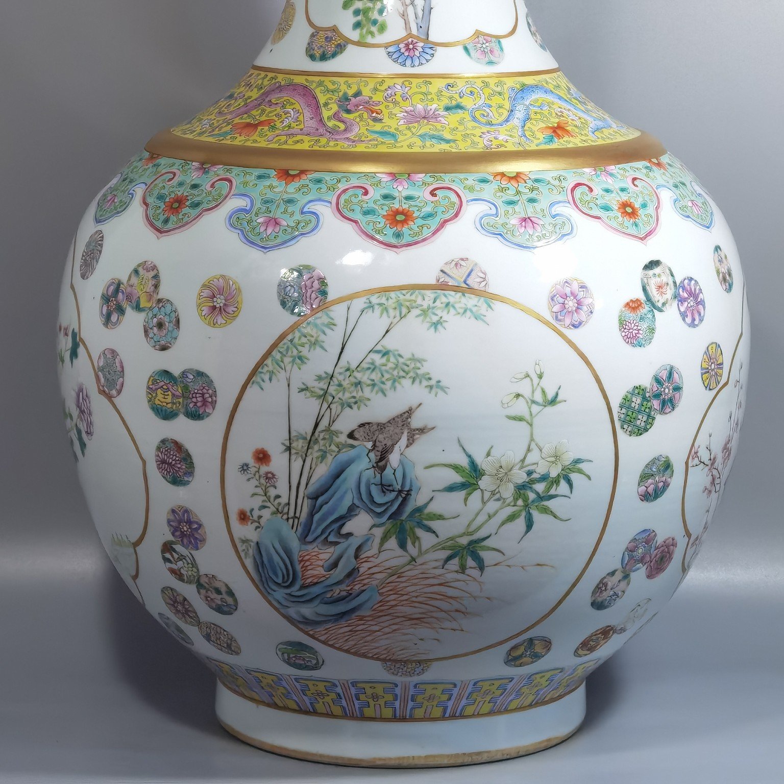 Qing Dynasty Guangxu a pair of pastel leather ball pattern consecration Daeshang vase