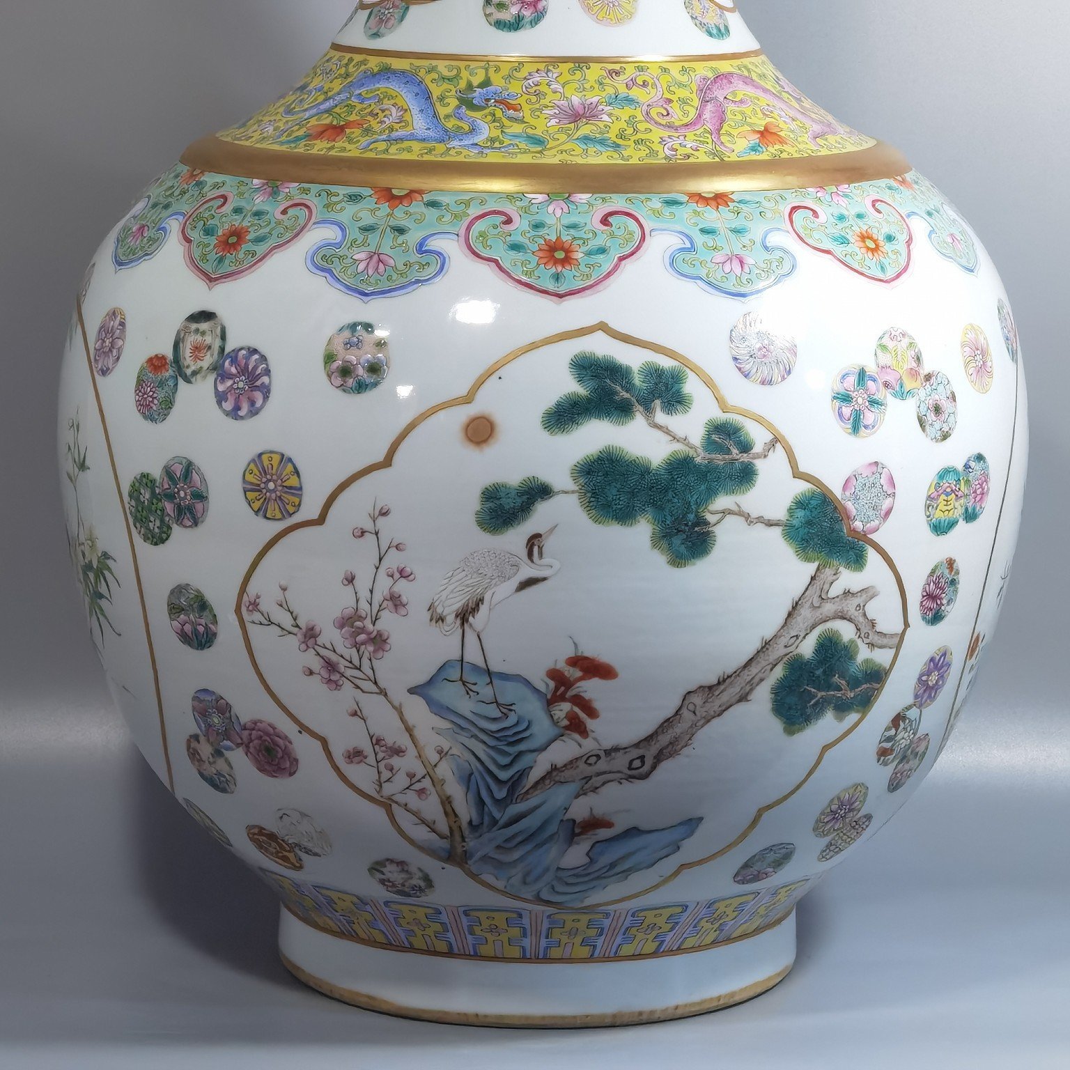 Qing Dynasty Guangxu a pair of pastel leather ball pattern consecration Daeshang vase