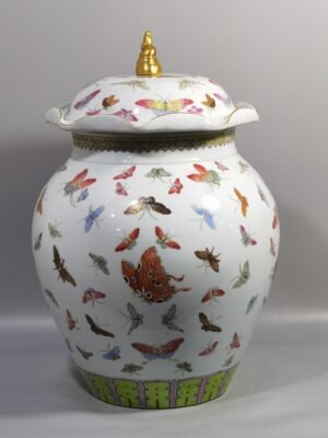Qing Dynasty Guangxu pastel butterfly lotus leaf lid jar