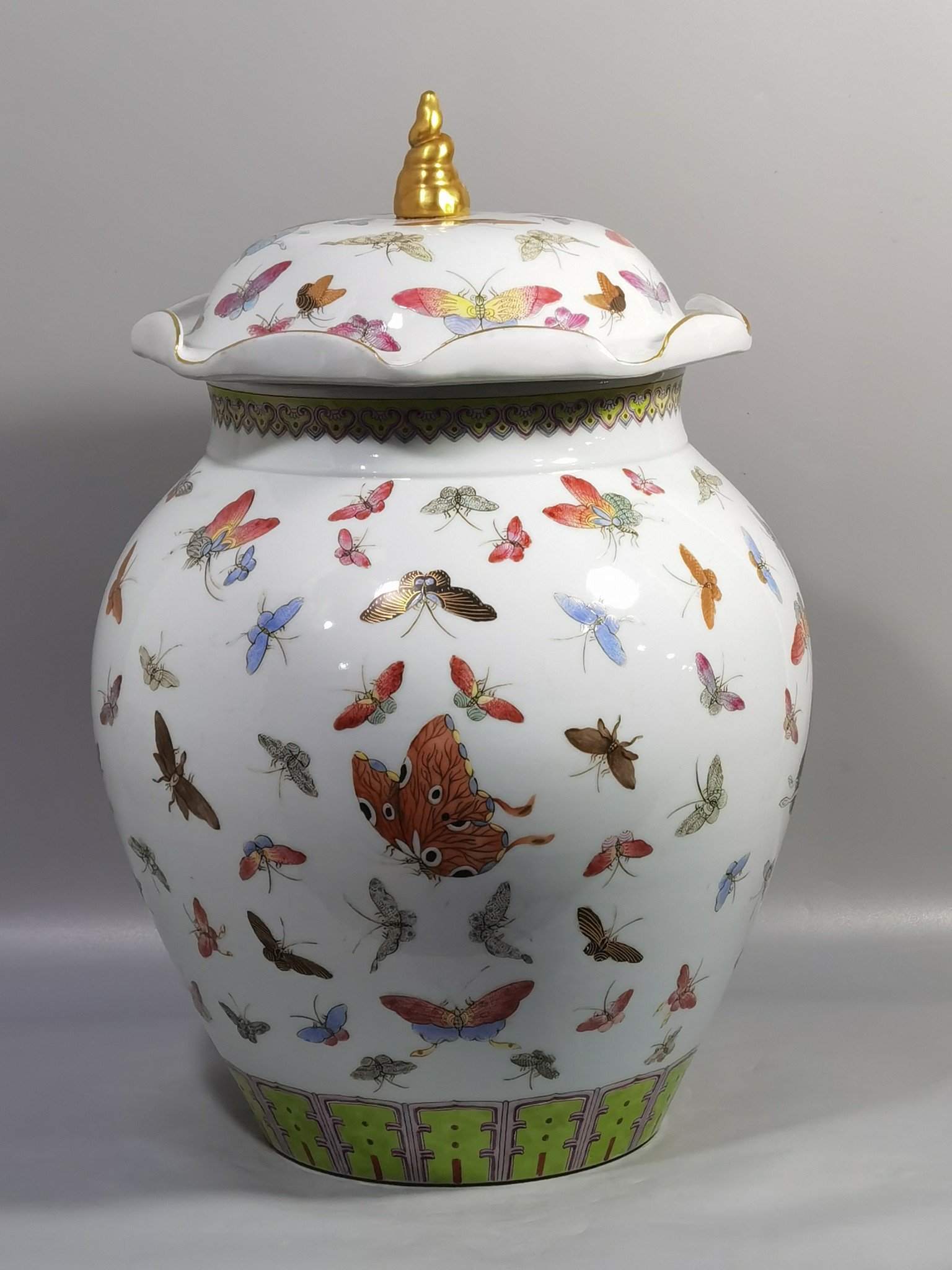 Qing Dynasty Guangxu pastel butterfly lotus leaf lid jar