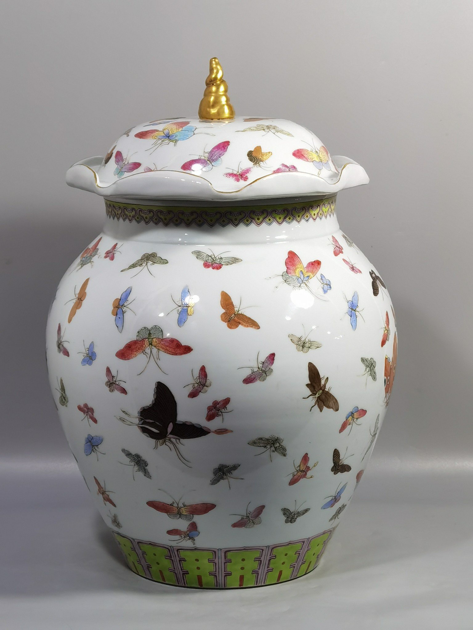 Qing Dynasty Guangxu pastel butterfly lotus leaf lid jar