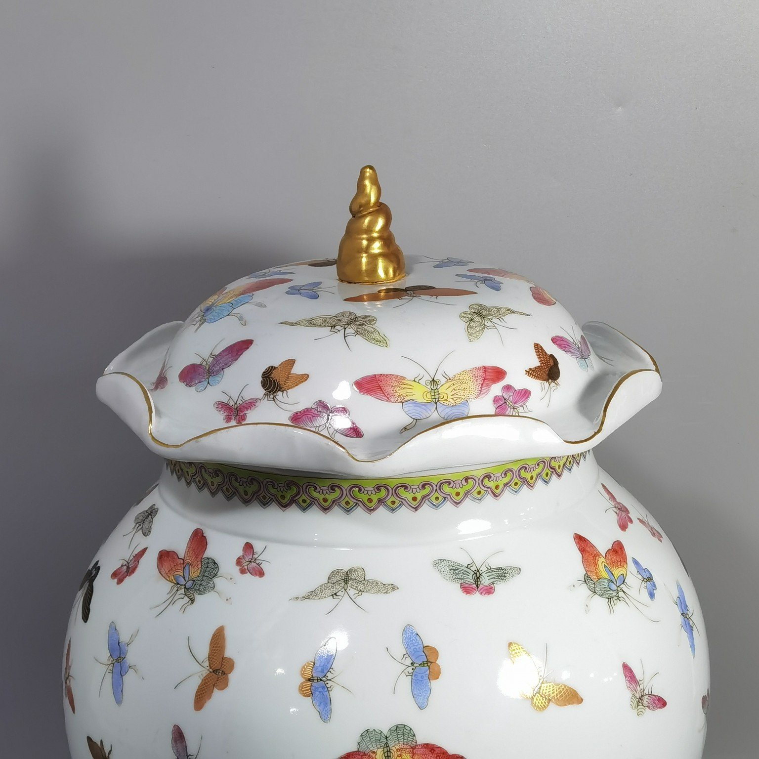 Qing Dynasty Guangxu pastel butterfly lotus leaf lid jar