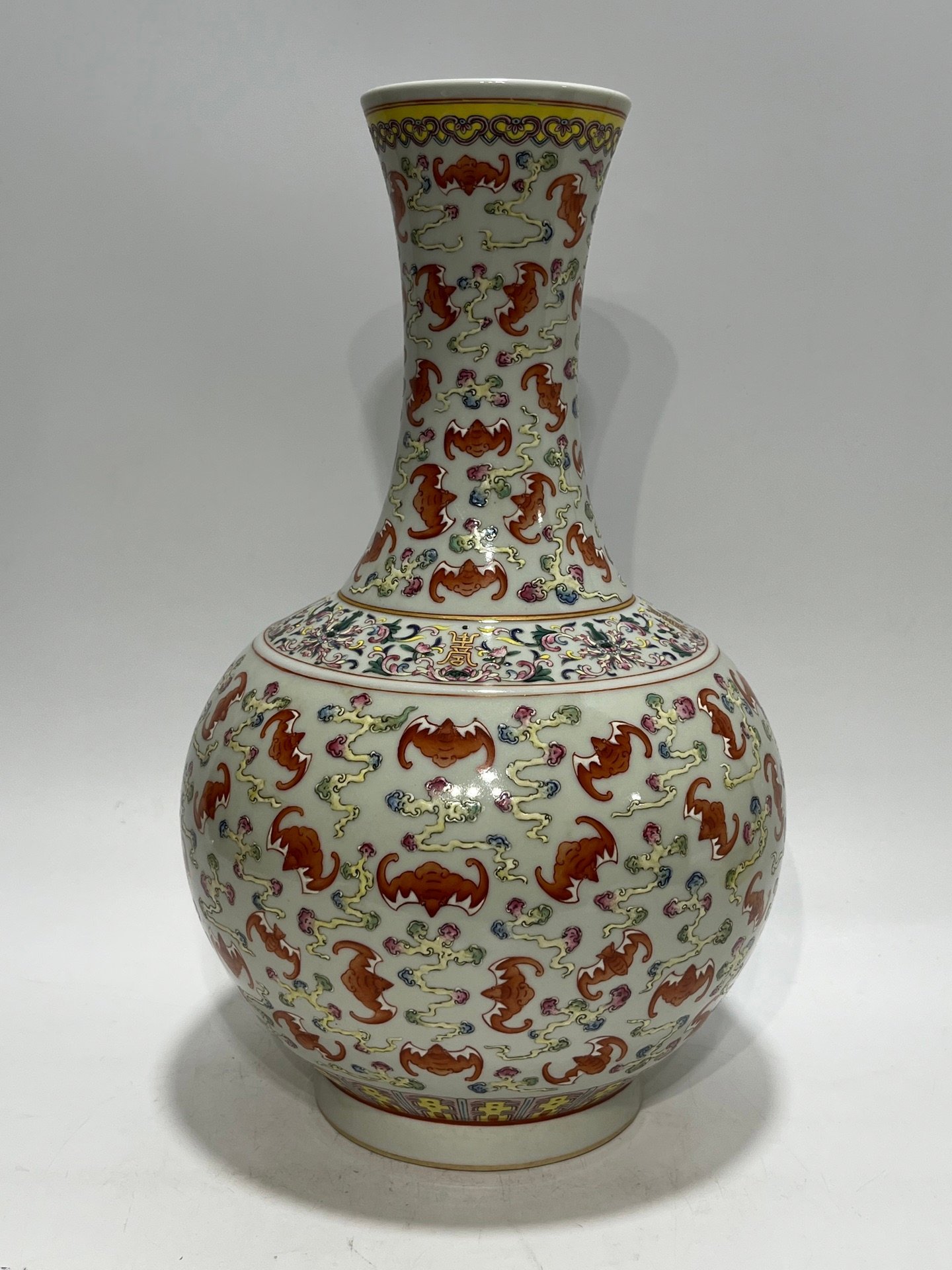 Qing Dynasty Guangxu pastel bat vase