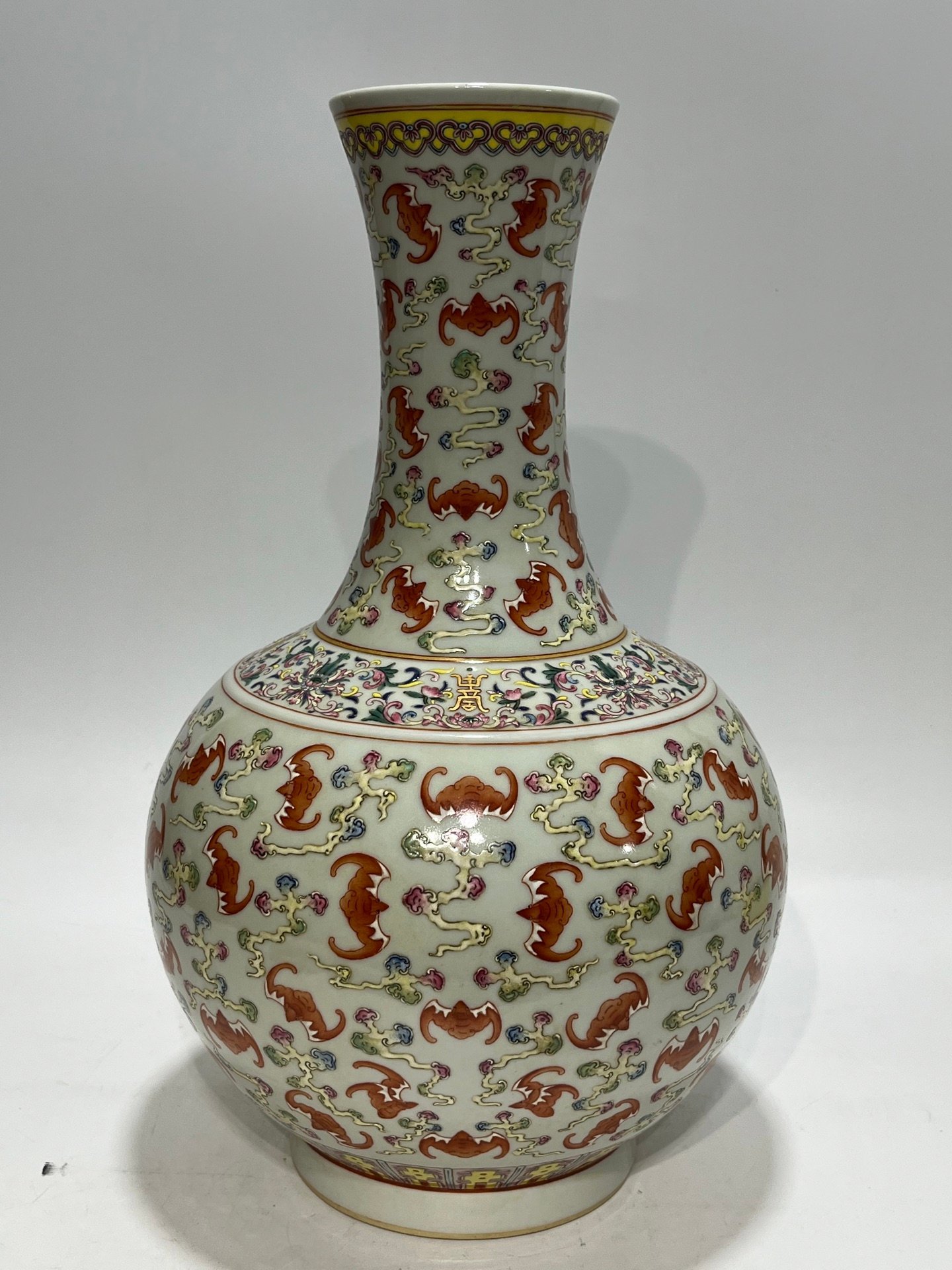 Qing Dynasty Guangxu pastel bat vase