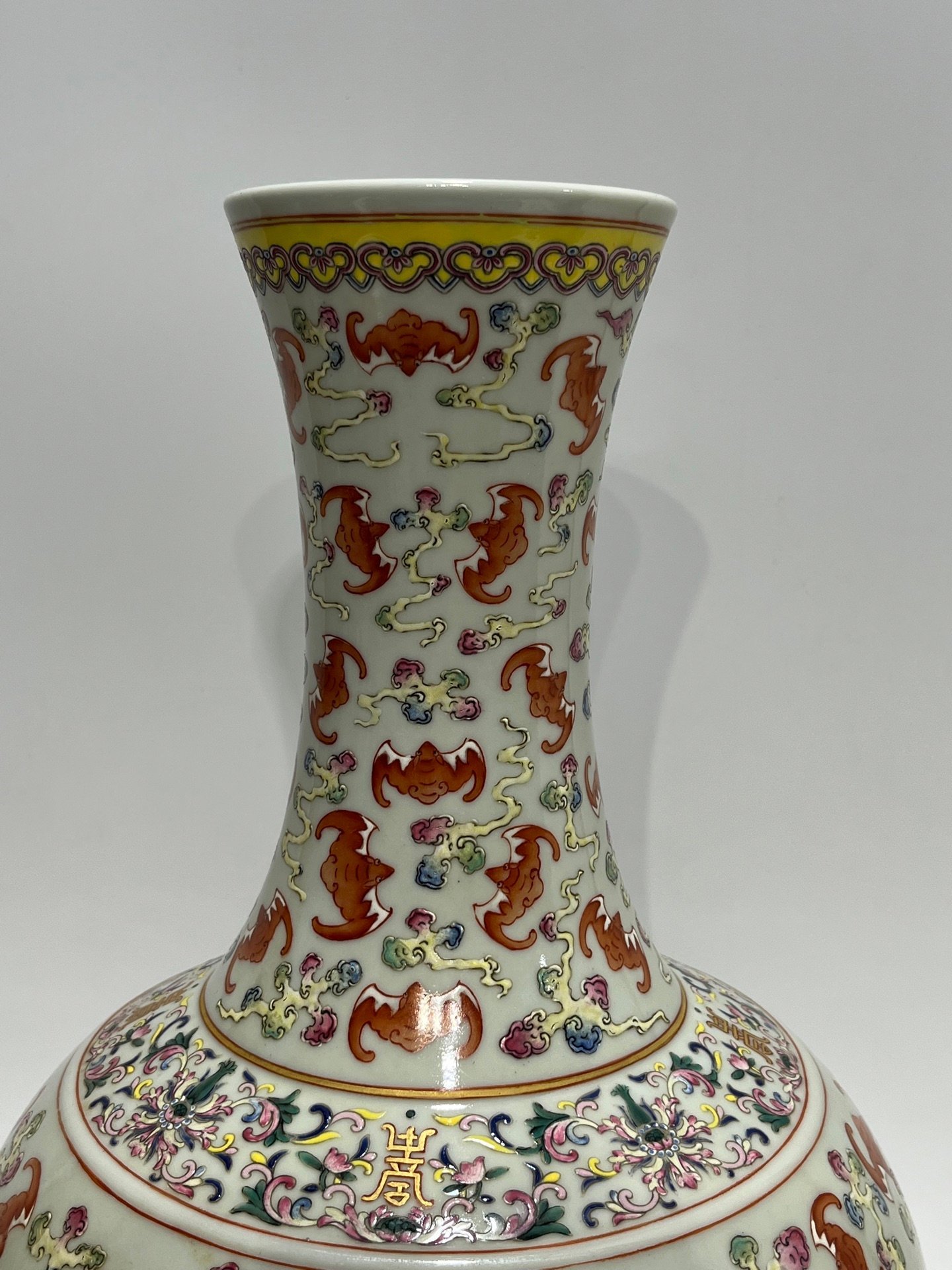 Qing Dynasty Guangxu pastel bat vase