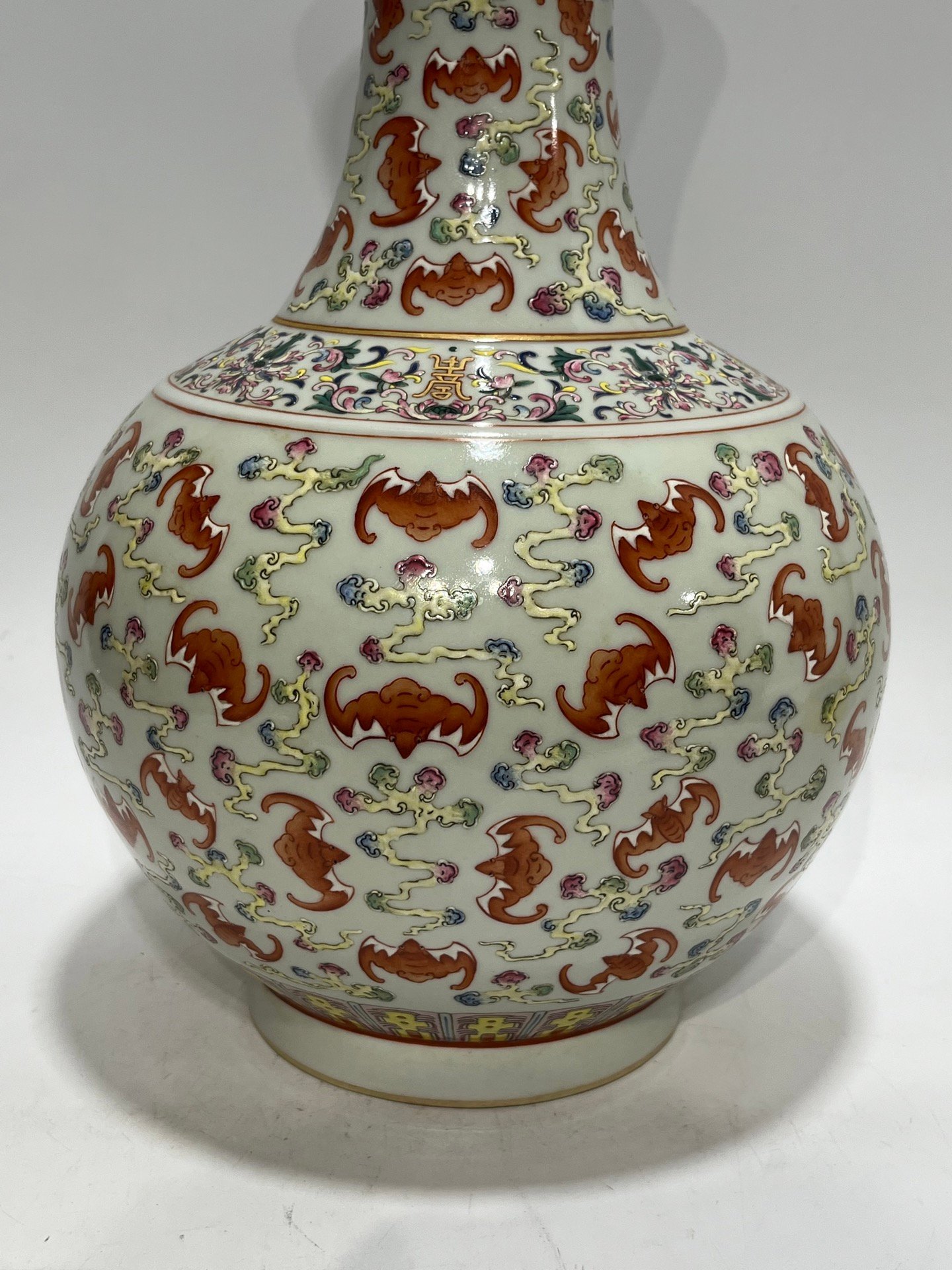 Qing Dynasty Guangxu pastel bat vase
