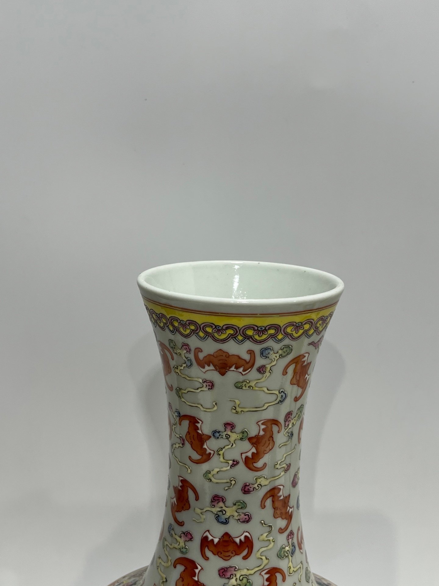 Qing Dynasty Guangxu pastel bat vase