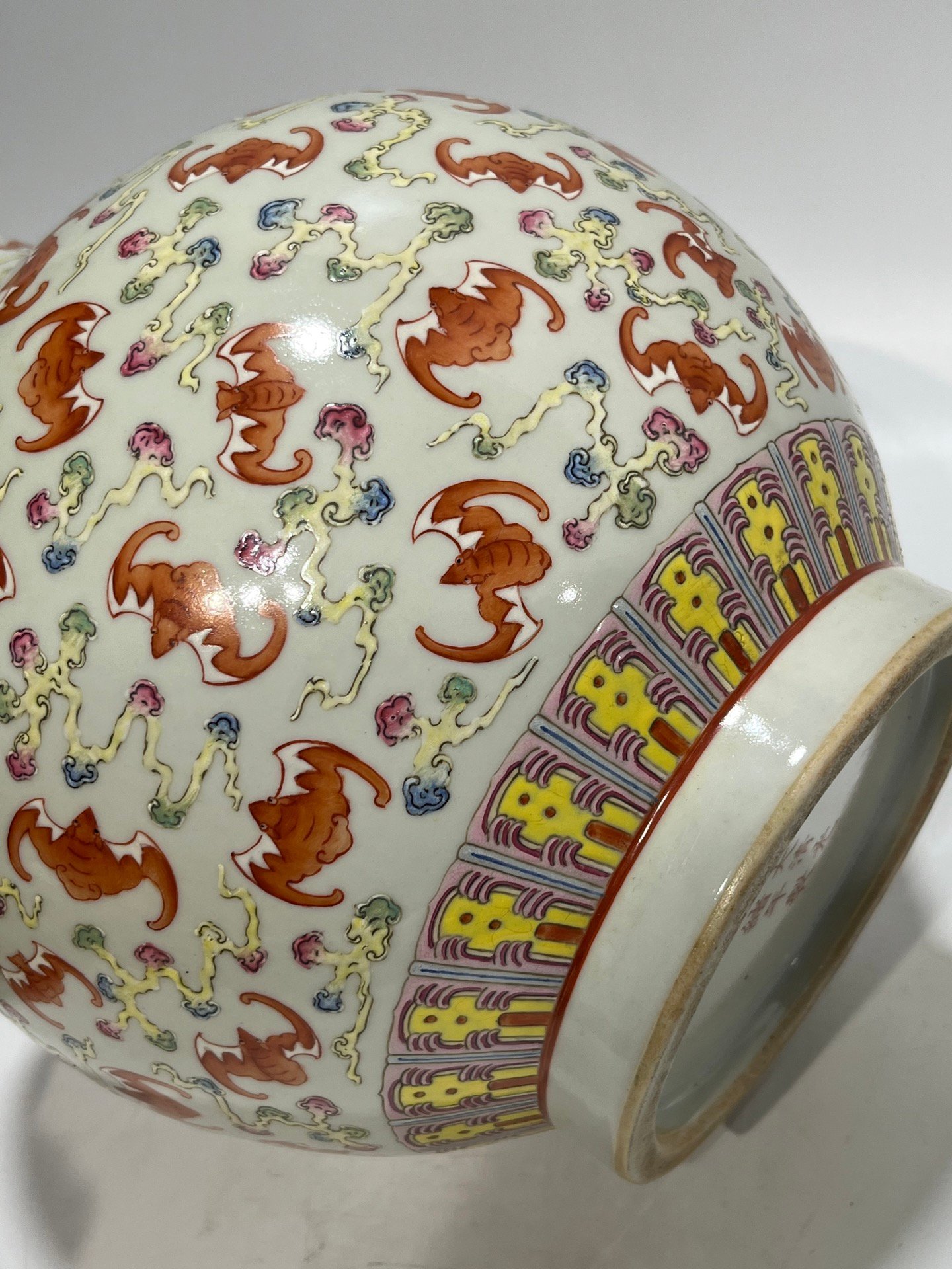 Qing Dynasty Guangxu pastel bat vase