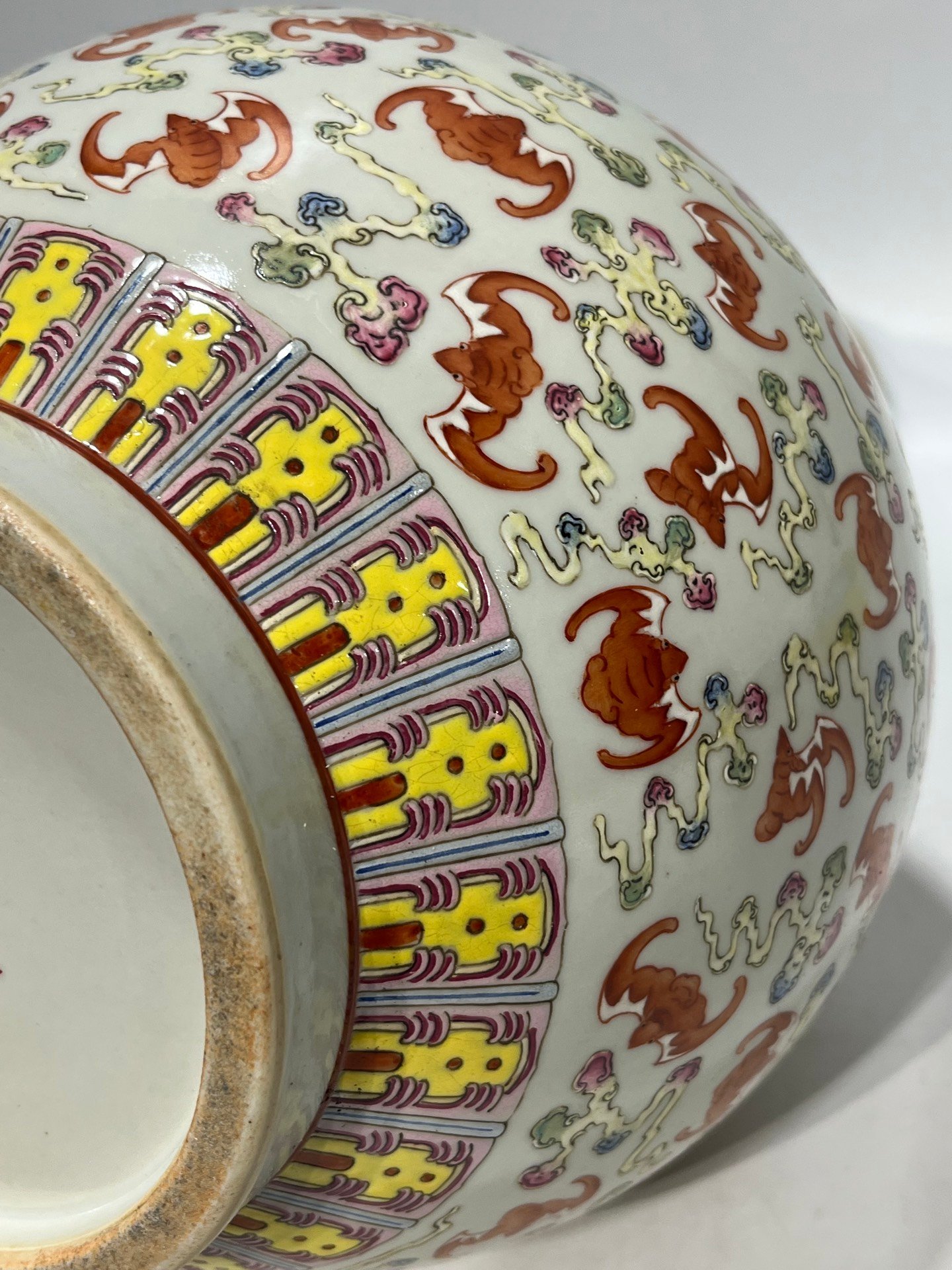 Qing Dynasty Guangxu pastel bat vase