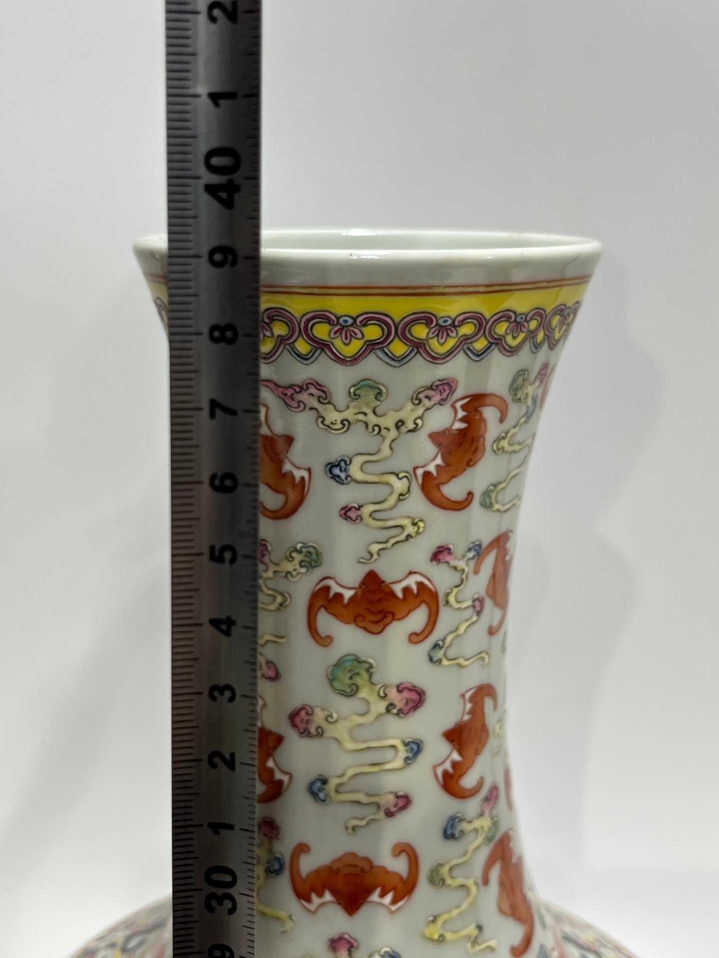 Qing Dynasty Guangxu pastel bat vase