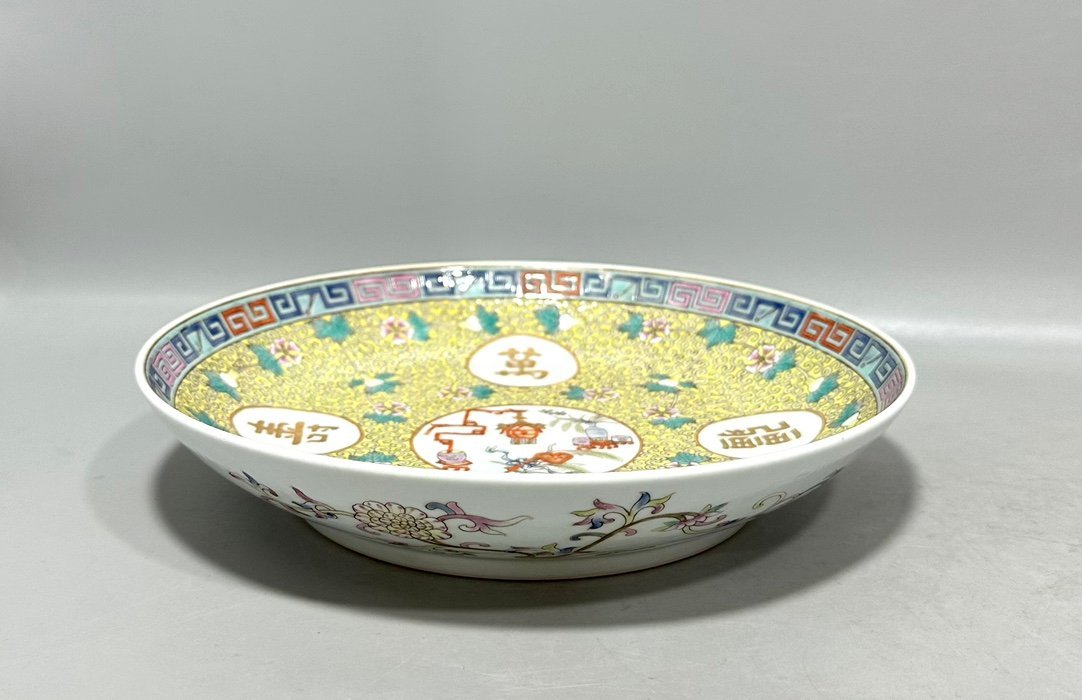 Qing Dynasty Tongzhi a pastel yellow ground gourd flower entwining branches plate