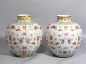 Qing Dynasty Tongzhi pastel gold painted butterfly double happiness jar