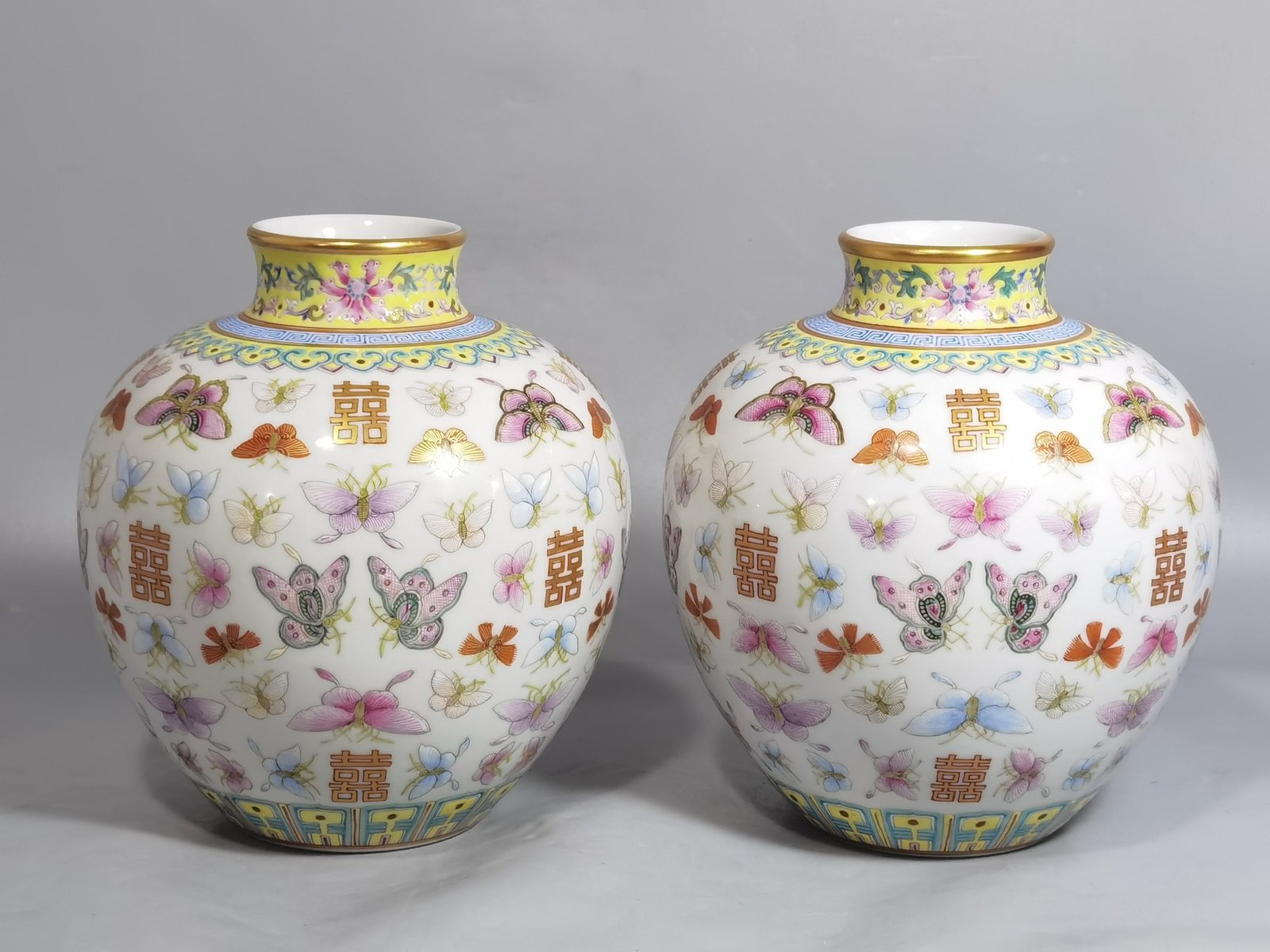 Qing Dynasty Tongzhi pastel gold painted butterfly double happiness jar